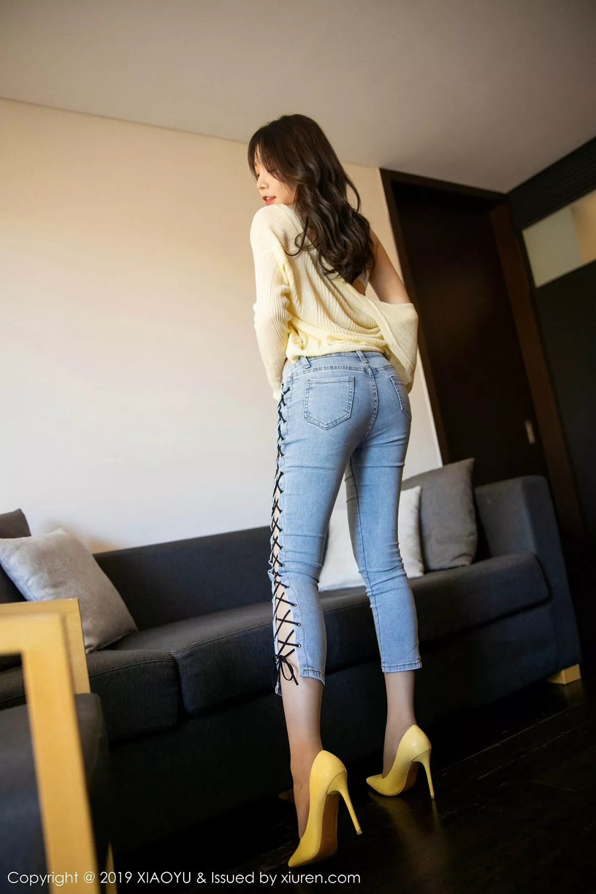 秀人集.com_[XiaoYu画语界]Vol.197_女神芝芝Booty济州岛旅拍私房紧身牛仔裤半脱秀翘臀诱惑写真120P