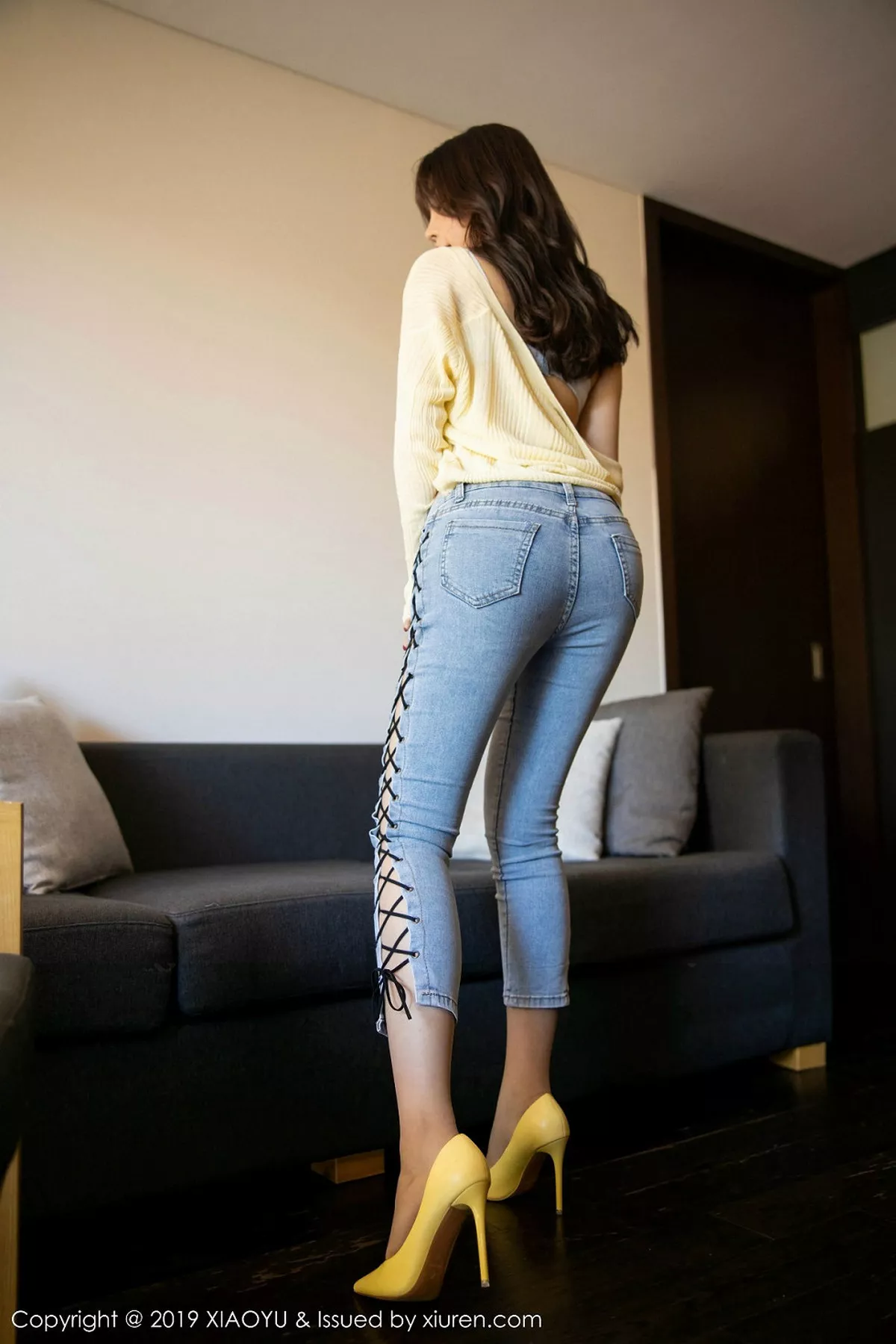 秀人集.com_[XiaoYu画语界]Vol.197_女神芝芝Booty济州岛旅拍私房紧身牛仔裤半脱秀翘臀诱惑写真120P