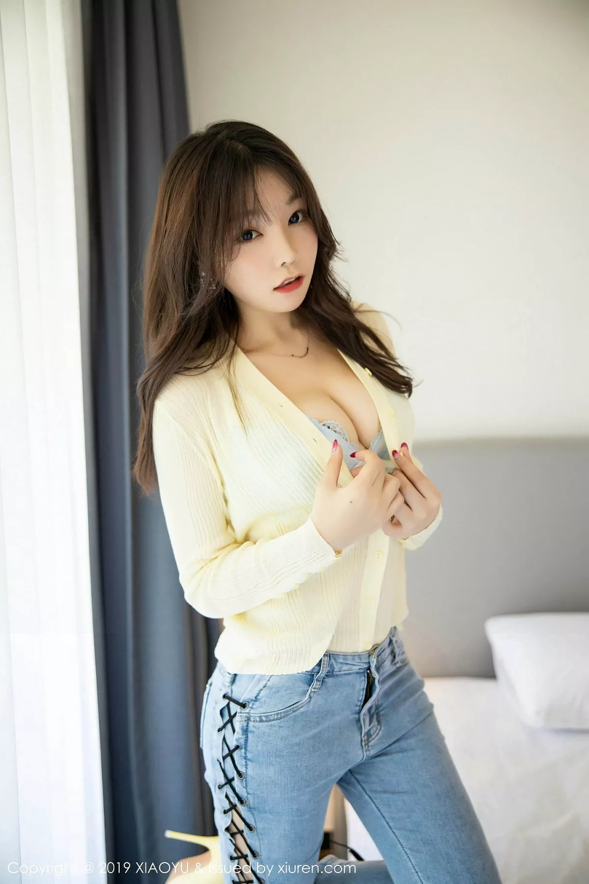 秀人集.com_[XiaoYu画语界]Vol.197_女神芝芝Booty济州岛旅拍私房紧身牛仔裤半脱秀翘臀诱惑写真120P