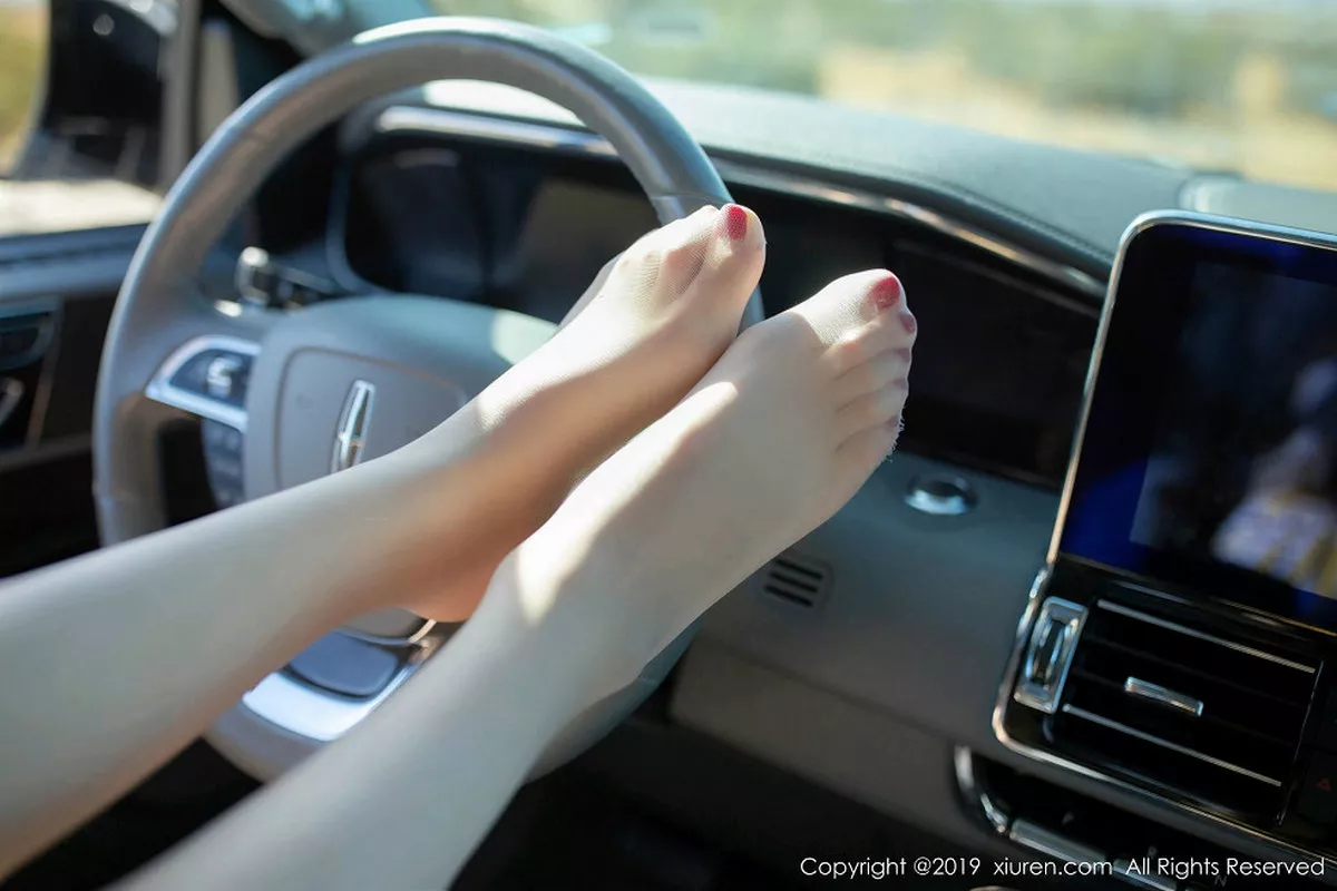 秀人集.com_[XiuRen秀人网]No.1833_嫩模梦心月东欧旅拍户外车拍无内肉丝秀翘臀屁沟撩人诱惑写真72P