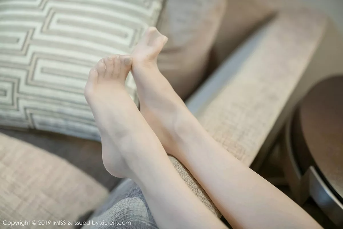 秀人集.com_[IMISS爱蜜社]Vol.410_气质女神许诺Sabrina私房床上超薄肉丝秀美腿玉足性感写真72P