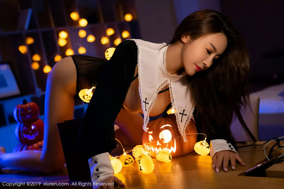 秀人集.com_[XiuRen秀人网]No.1802_嫩模周井空私房霓虹灯下性感内衣秀火辣身材撩人诱惑写真42P