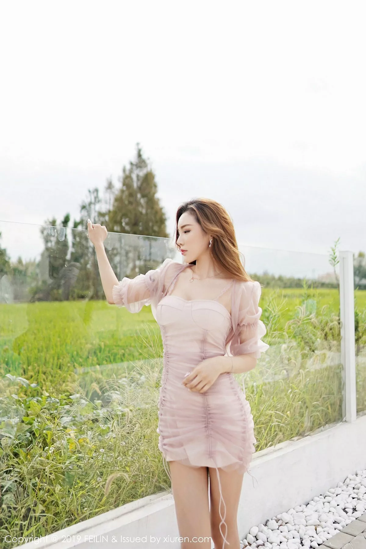 秀人集.com_[FeiLin嗲囡囡]Vol.218_嫩模梦小楠户外薄纱裙+私房粉色内衣秀完美身材性感写真50P