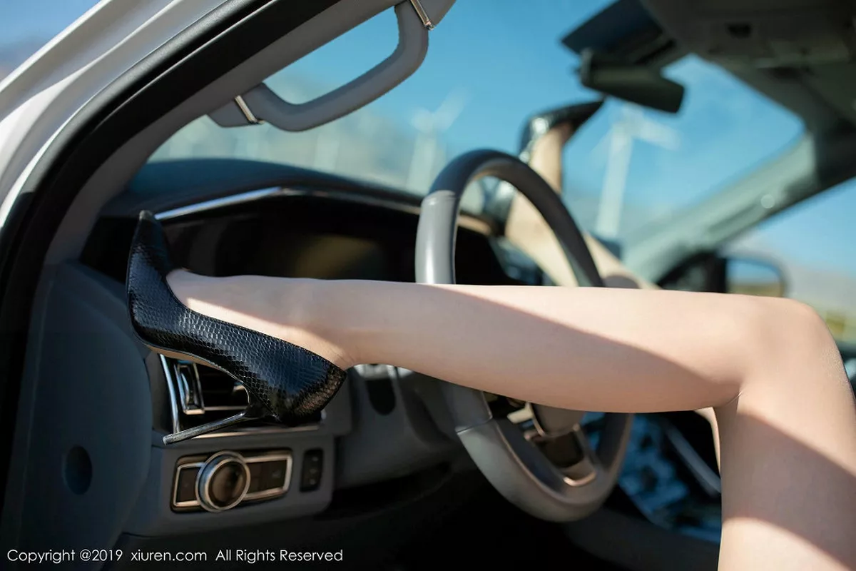 秀人集.com_[XiuRen秀人网]No.1833_嫩模梦心月东欧旅拍户外车拍无内肉丝秀翘臀屁沟撩人诱惑写真72P