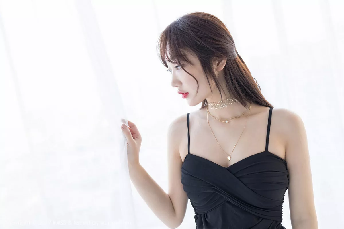 秀人集.com_[IMISS爱蜜社]Vol.420_嫩模小九月私房黑色吊裙半脱露性感蕾丝内衣惹火诱惑写真41P