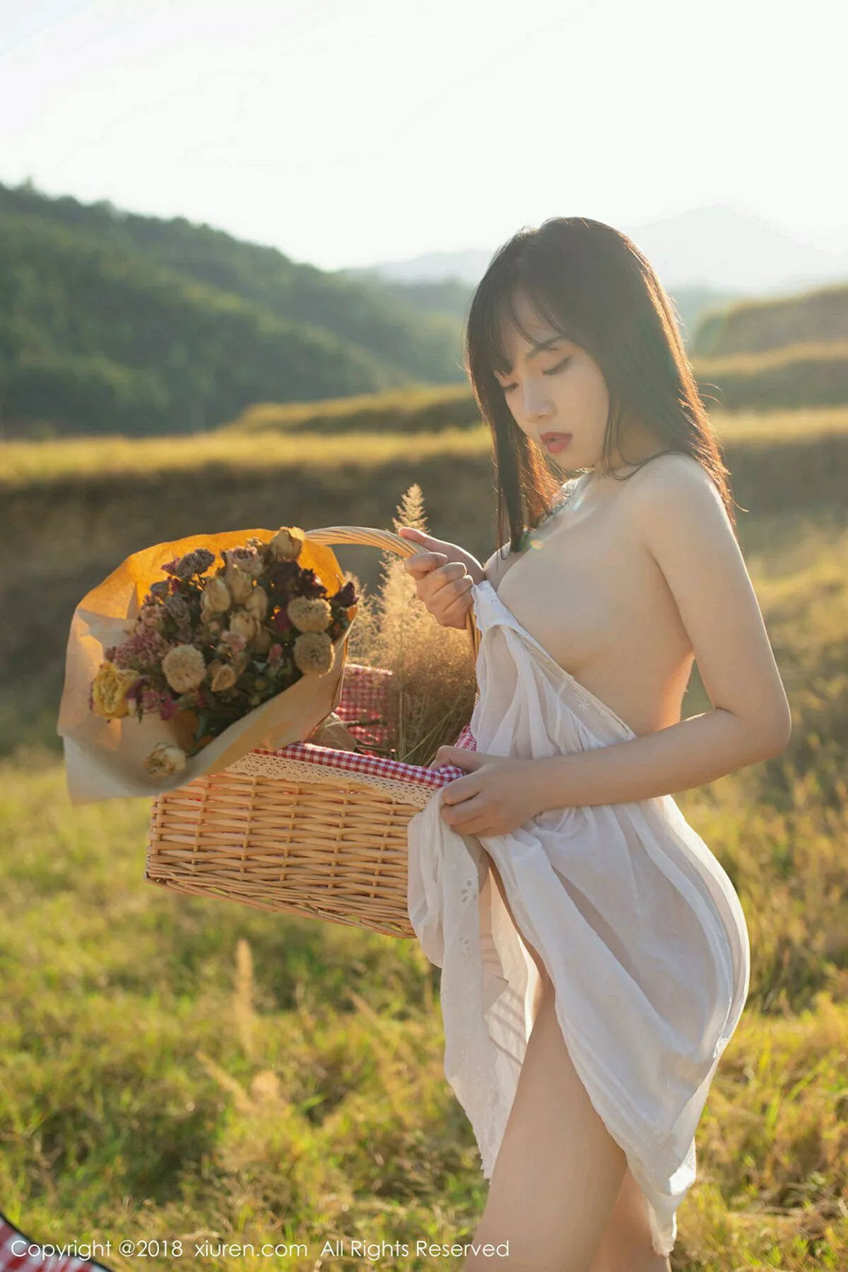 秀人集.com_[XiuRen秀人网]No.1238_女神徐微微mia户外白色薄纱半脱露豪乳翘臀极致诱惑写真40P