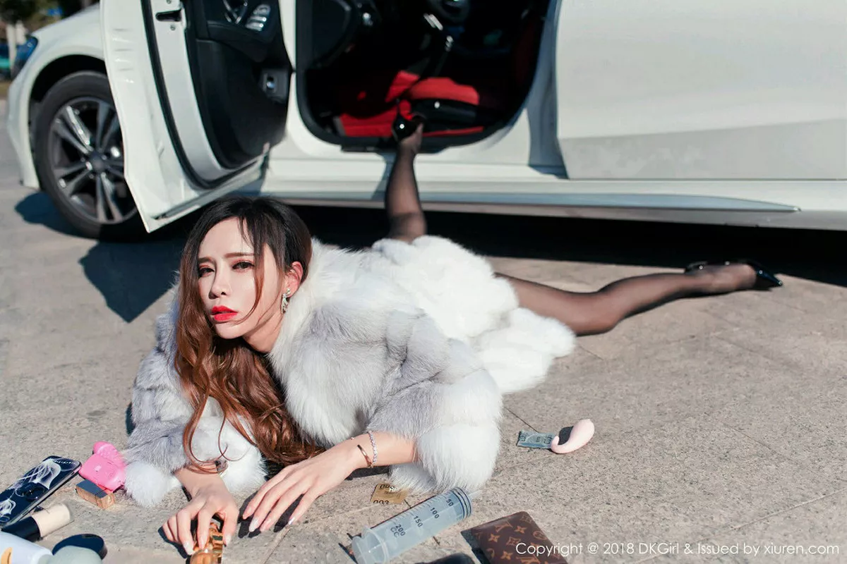 秀人集.com_[DKGirl御女郎]Vol.088_嫩模艾小青黑色蕾丝吊带配无内黑丝裤袜露豪乳极致诱惑写真51P