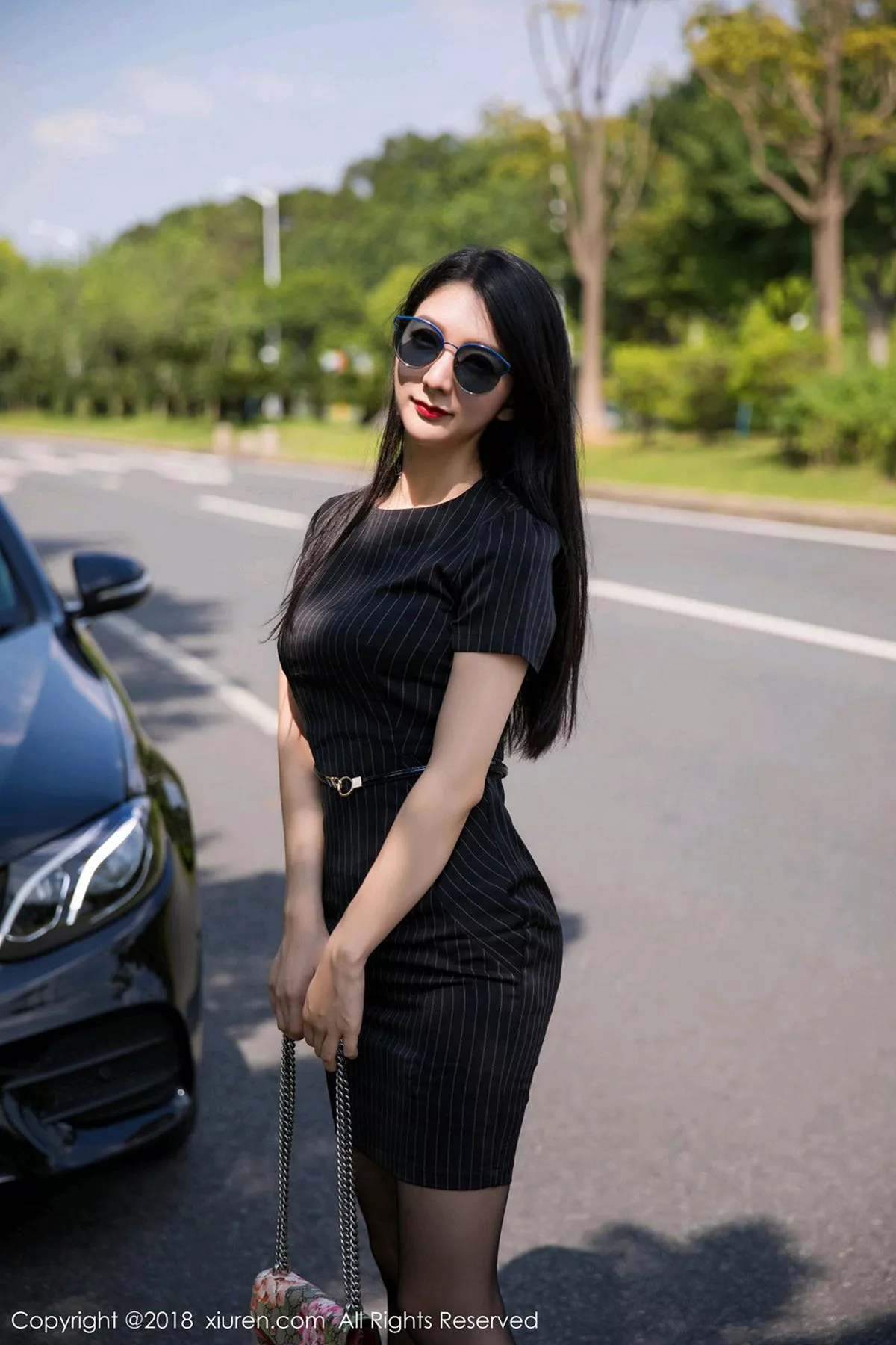 秀人集.com_[XiuRen秀人网]No.1262_女神Angela喜欢猫豪车里性感黑色内衣配吊带黑丝诱惑写真75P