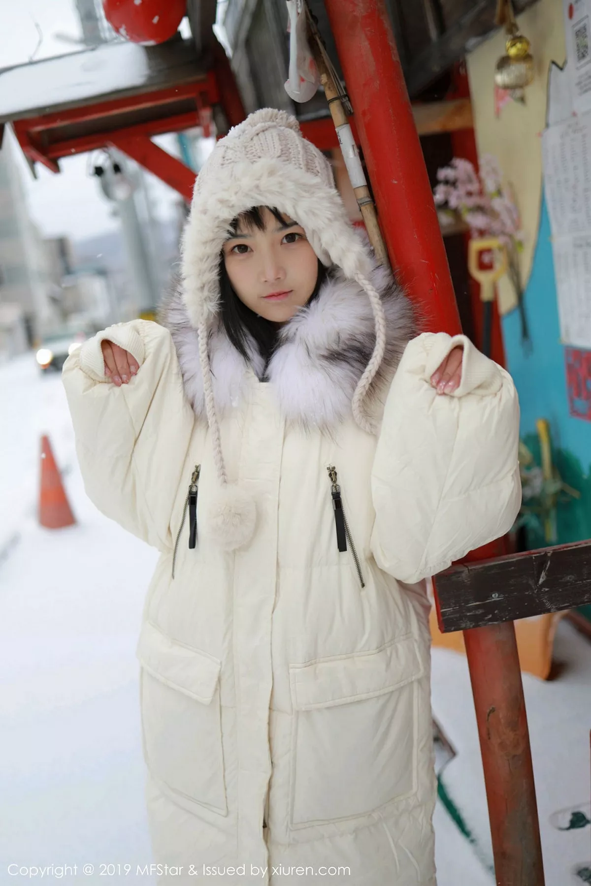 秀人集.com_[MFStar模范学院]Vol.246_嫩模徐微微mia北海道旅拍室外冰天雪地街头主题性感写真61P