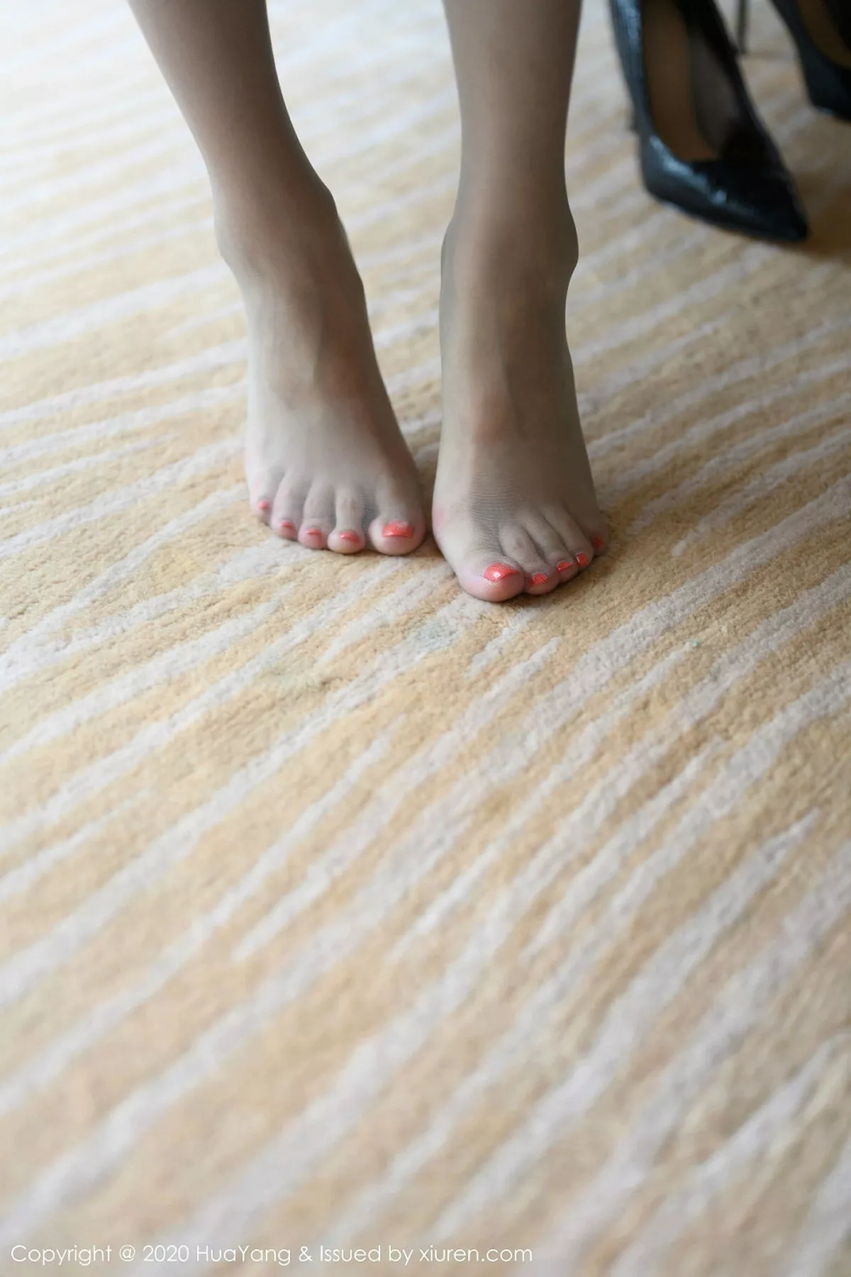 秀人集.com_[HuaYang花漾]Vol.209_嫩模梦心月私房黑色吊裙配无内黑丝半脱露翘臀极致诱惑写真48P