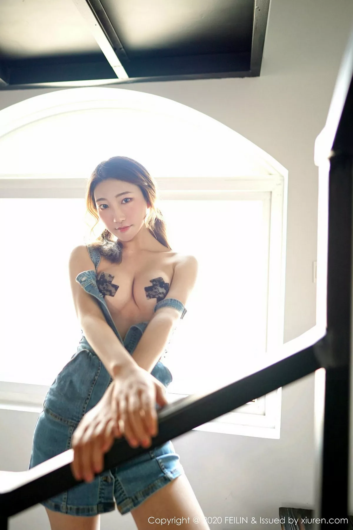 秀人集.com_[FeiLin嗲囡囡]Vol.224_嫩模小熊猫私房真空背带牛仔裙露豪乳胶带遮点诱惑写真63P