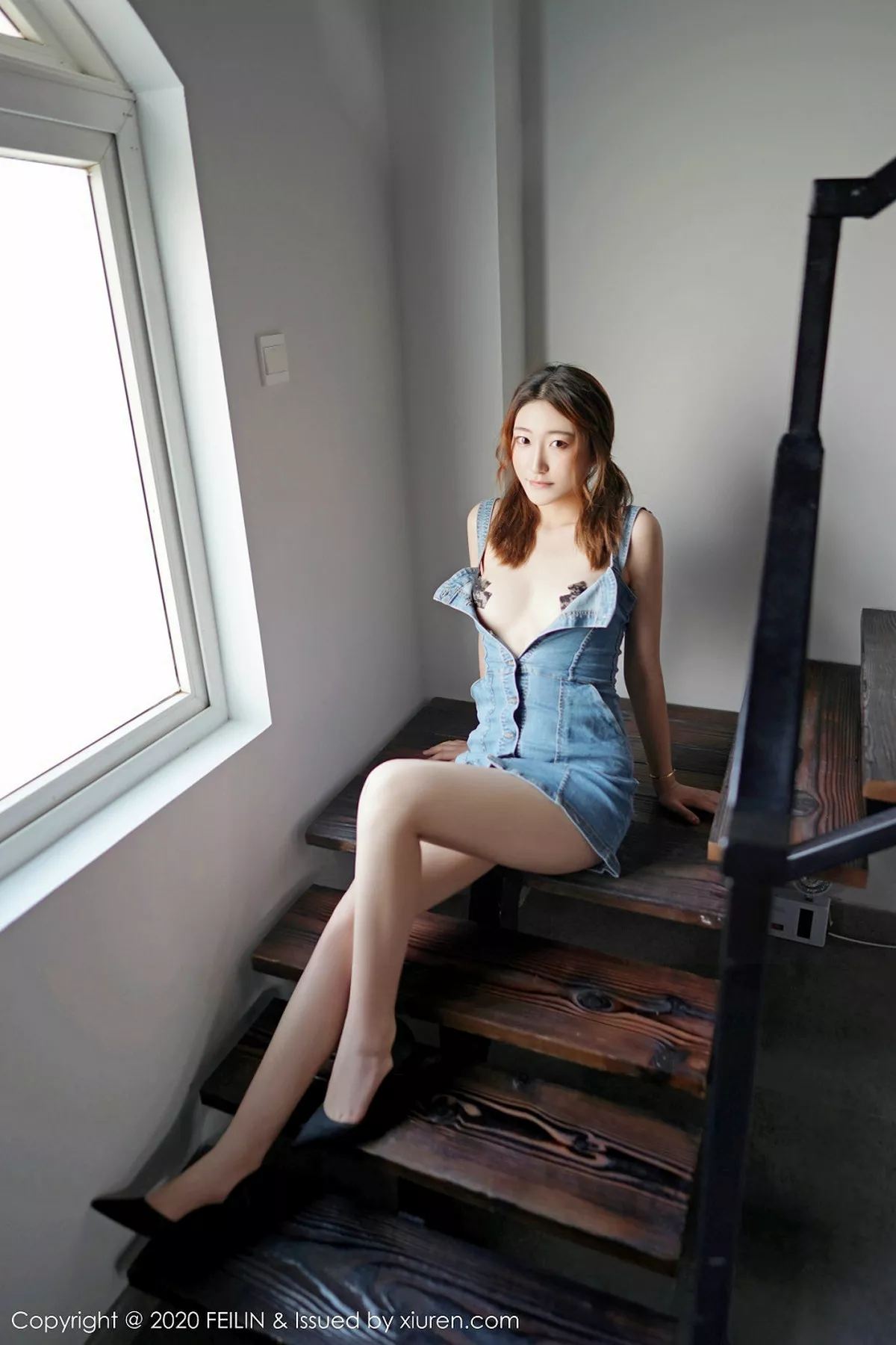 秀人集.com_[FeiLin嗲囡囡]Vol.224_嫩模小熊猫私房真空背带牛仔裙露豪乳胶带遮点诱惑写真63P