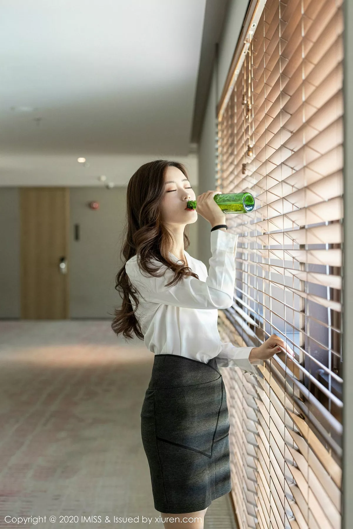 秀人集.com_[IMISS爱蜜社]Vol.432_嫩模杨紫嫣Cynthia私房宾馆失恋醉酒主题真空白衬衣诱惑写真56P