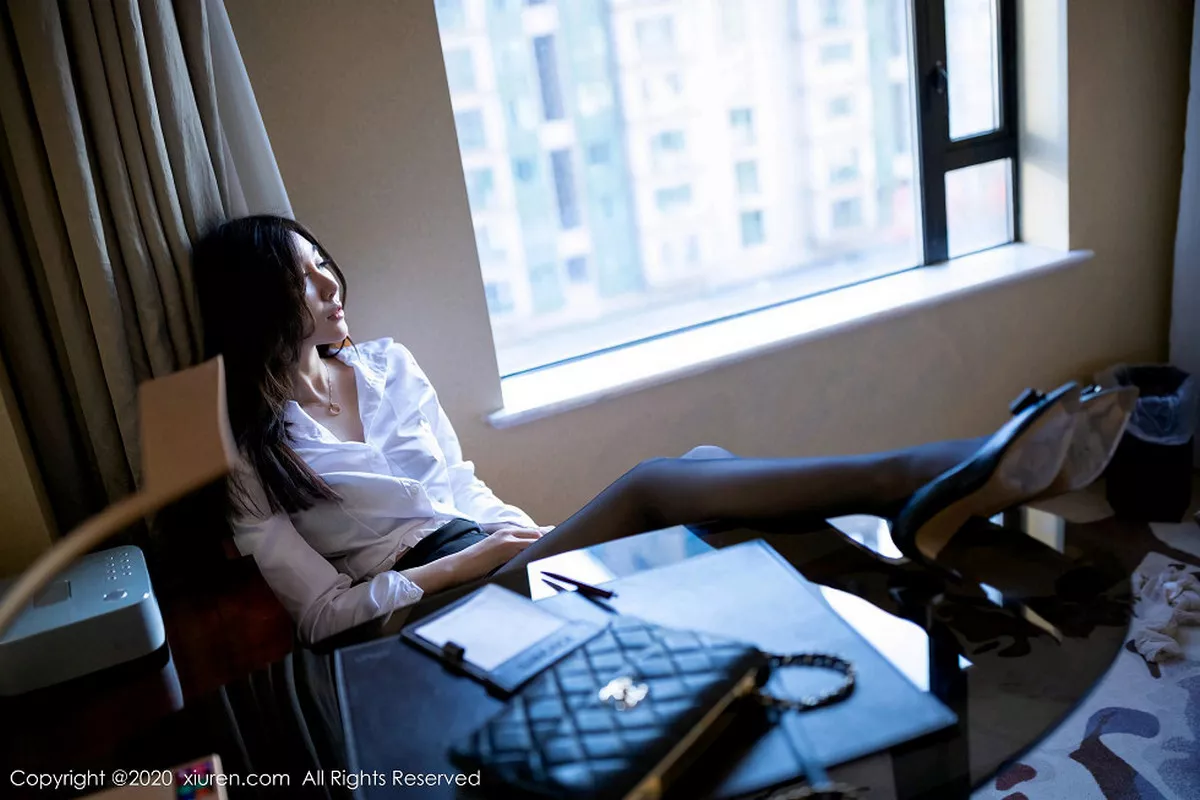 秀人集.com_[XiuRen秀人网]No.1933_嫩模伊思思酒店性感白衬衣配黑短裙秀魅惑黑丝撩人诱惑写真50P