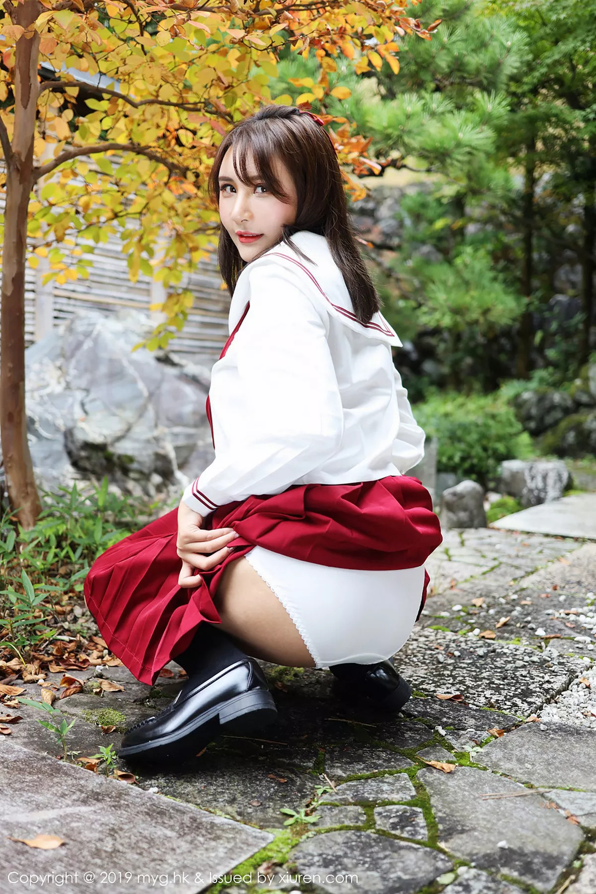 秀人集.com_[MyGirl美媛馆]Vol.341_女神SOLO-尹菲日本旅拍户外红色学生制服清爽迷人写真44P