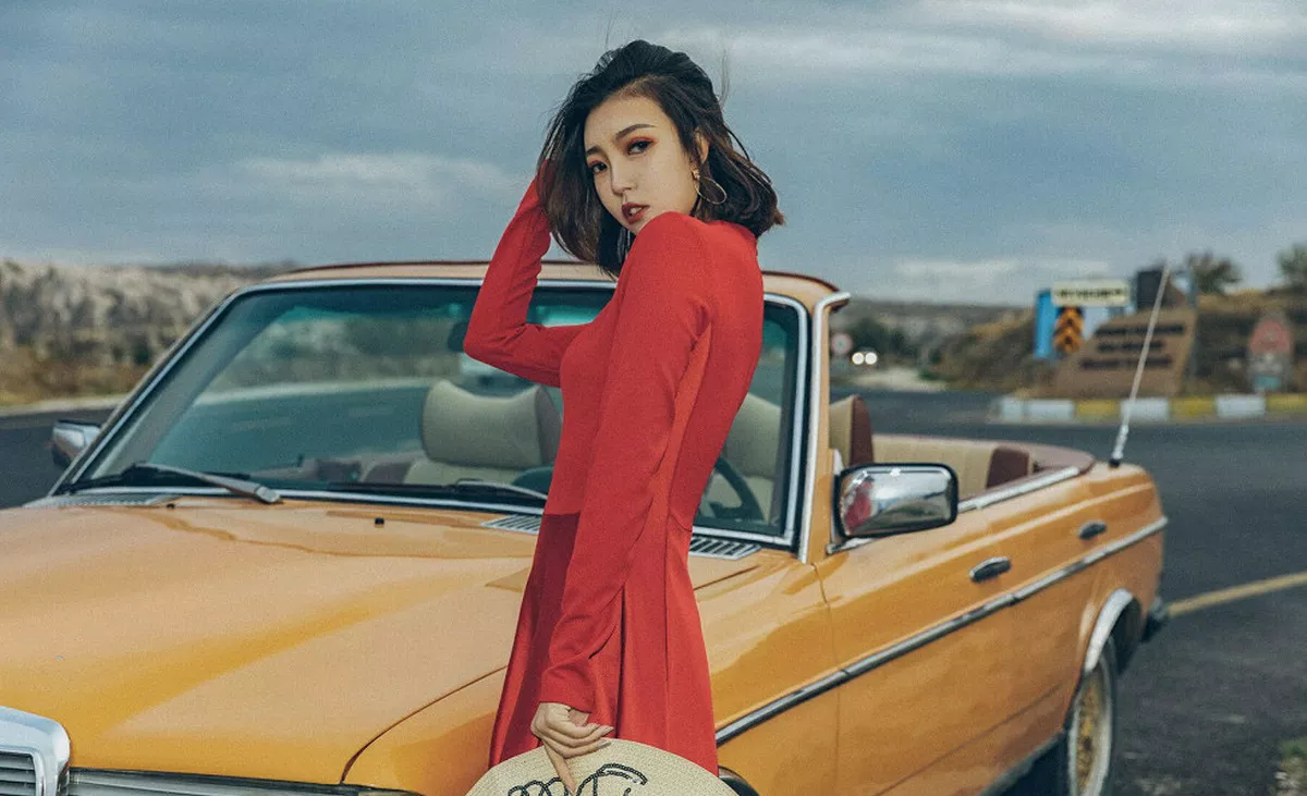 秀人集.com_[YouMi尤蜜荟]Vol.252_女神冯木木LRIS户外白色真空露背衫秀豪乳翘臀撩人诱惑写真55P