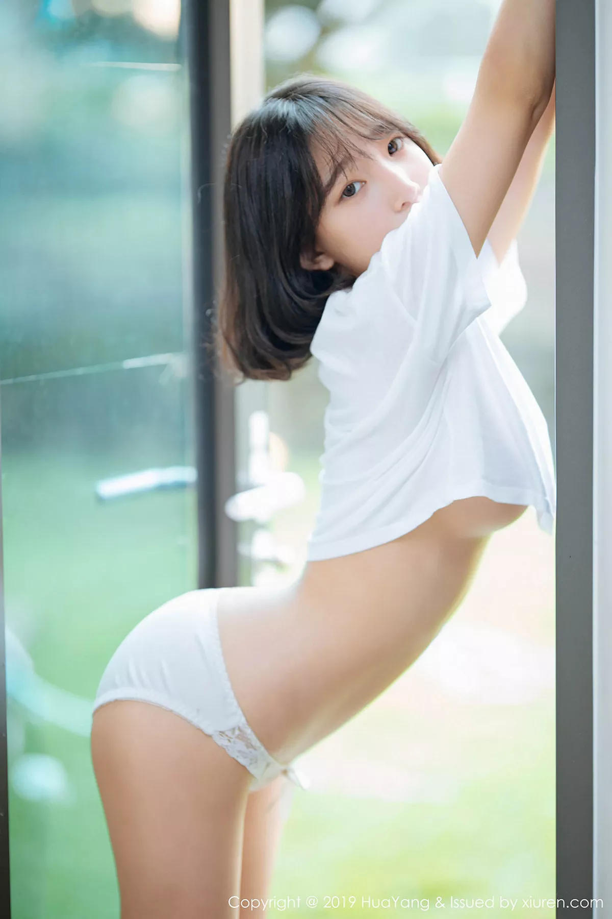 秀人集.com_[HuaYang花漾]Vol.109_韩国妹子模特_卿卿户外真空白色短袖衫大胆露出性感写真45P