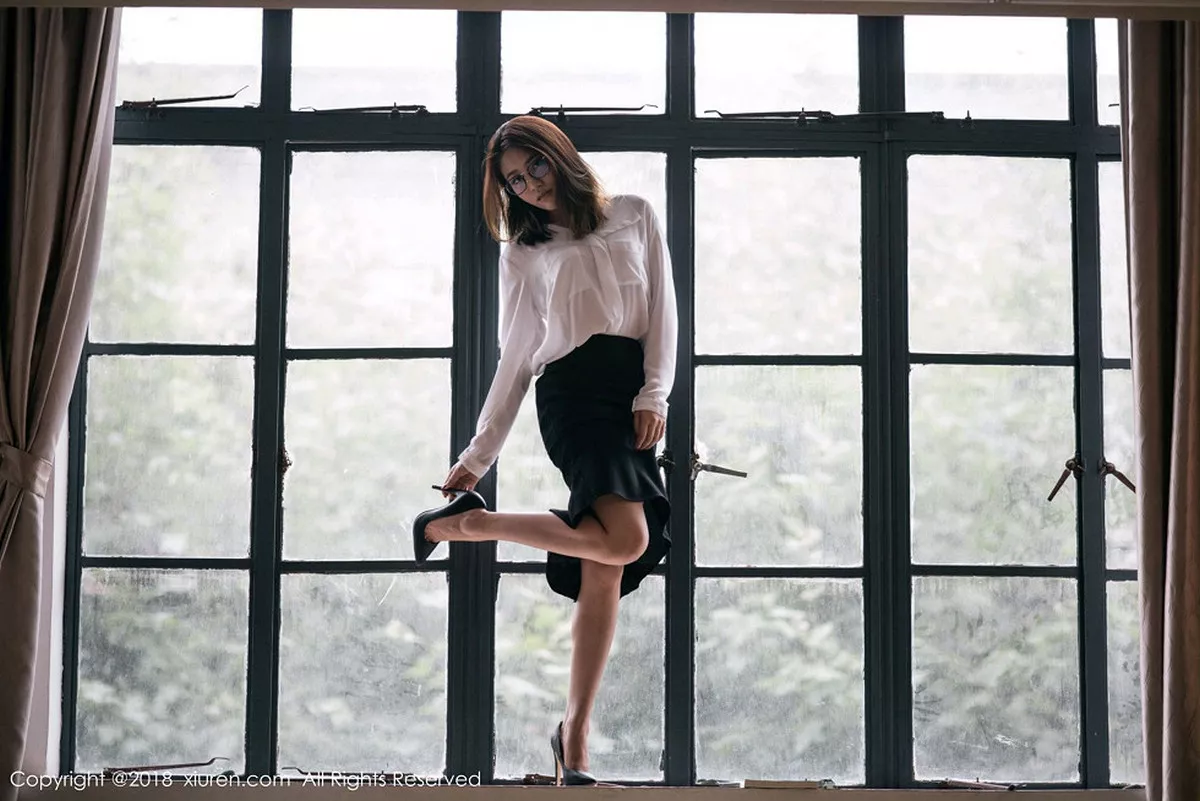 秀人集.com_[XiuRen秀人网]No.1267_女神许诺Sabrina性感教师制服白衬衣配黑短裙秀美腿写真44P