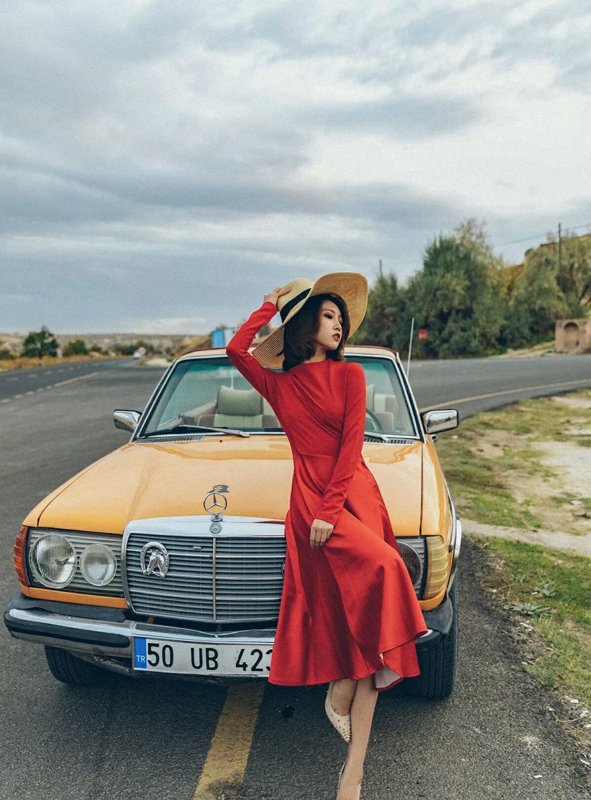 秀人集.com_[YouMi尤蜜荟]Vol.252_女神冯木木LRIS户外白色真空露背衫秀豪乳翘臀撩人诱惑写真55P