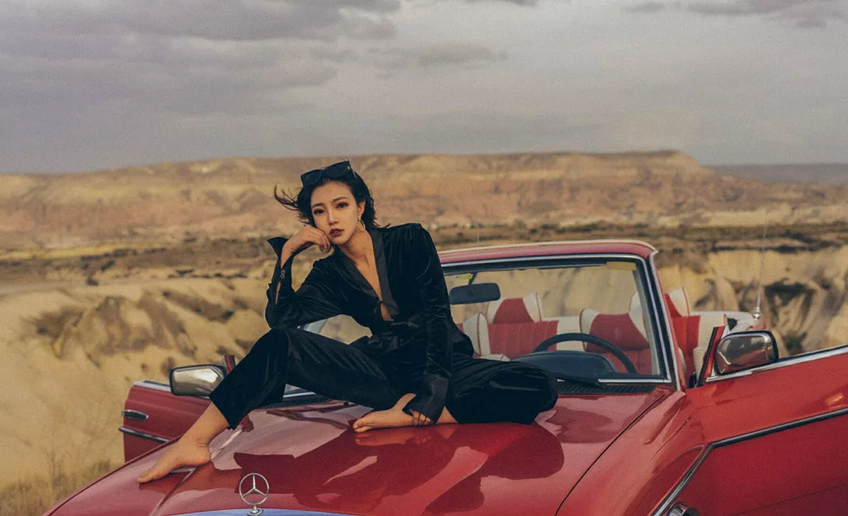 秀人集.com_[YouMi尤蜜荟]Vol.252_女神冯木木LRIS户外白色真空露背衫秀豪乳翘臀撩人诱惑写真55P