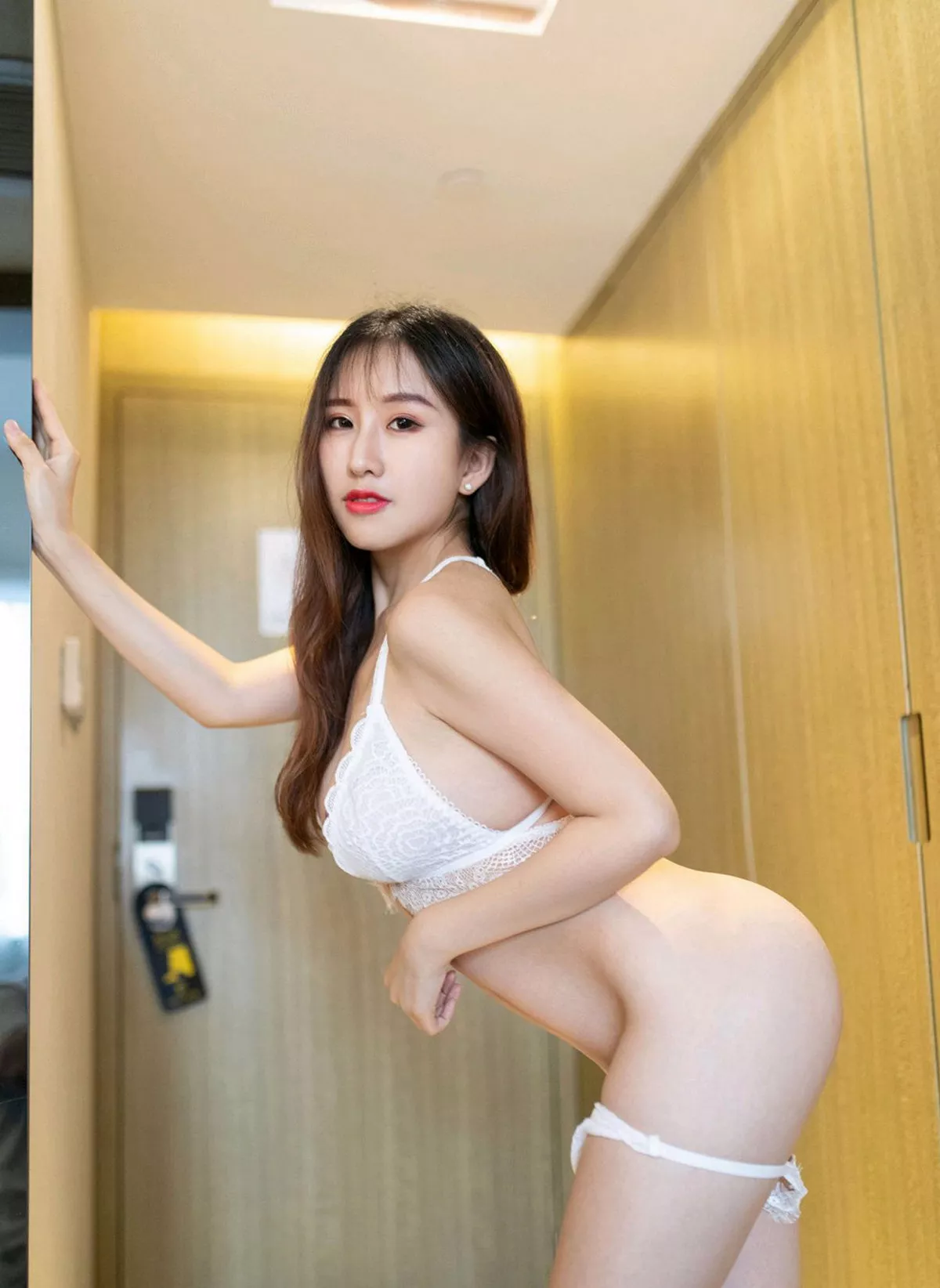 秀人集.com_[MiStar魅妍社]Vol.256_嫩模月音瞳私房白色蕾丝内衣半脱露豪乳翘臀撩人诱惑写真36P