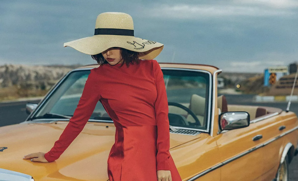 秀人集.com_[YouMi尤蜜荟]Vol.252_女神冯木木LRIS户外白色真空露背衫秀豪乳翘臀撩人诱惑写真55P