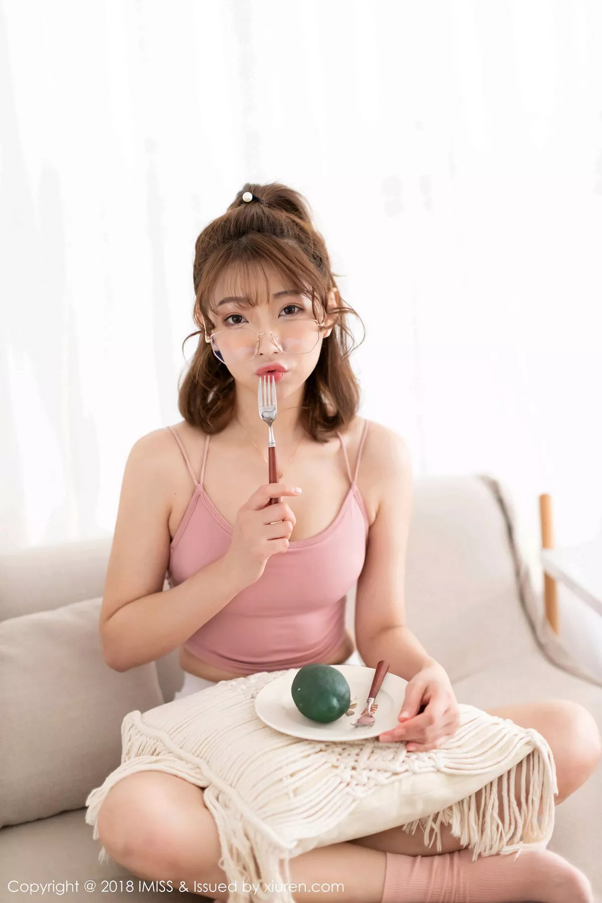 秀人集.com_[IMISS爱蜜社]Vol.315_嫩模Bowie宝儿私房粉色吊带衣配白色短裤清新迷人写真45P