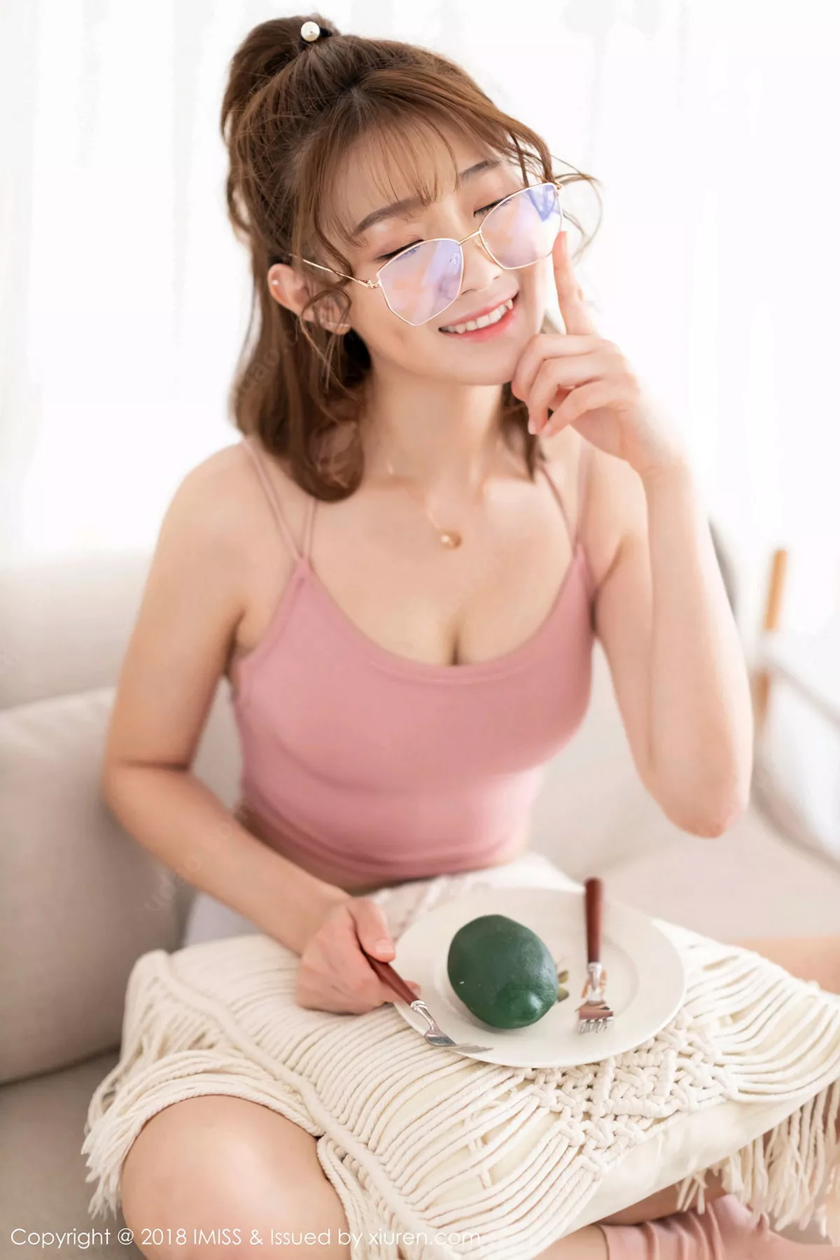 秀人集.com_[IMISS爱蜜社]Vol.315_嫩模Bowie宝儿私房粉色吊带衣配白色短裤清新迷人写真45P