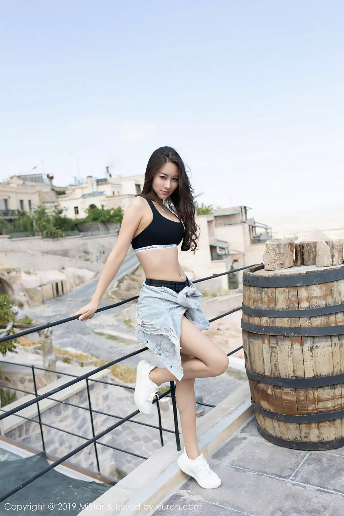 秀人集.com_[MiStar魅妍社]Vol.265_气质女神穆菲菲土耳其旅拍户外性感开胸衣秀白嫩肌肤写真50P