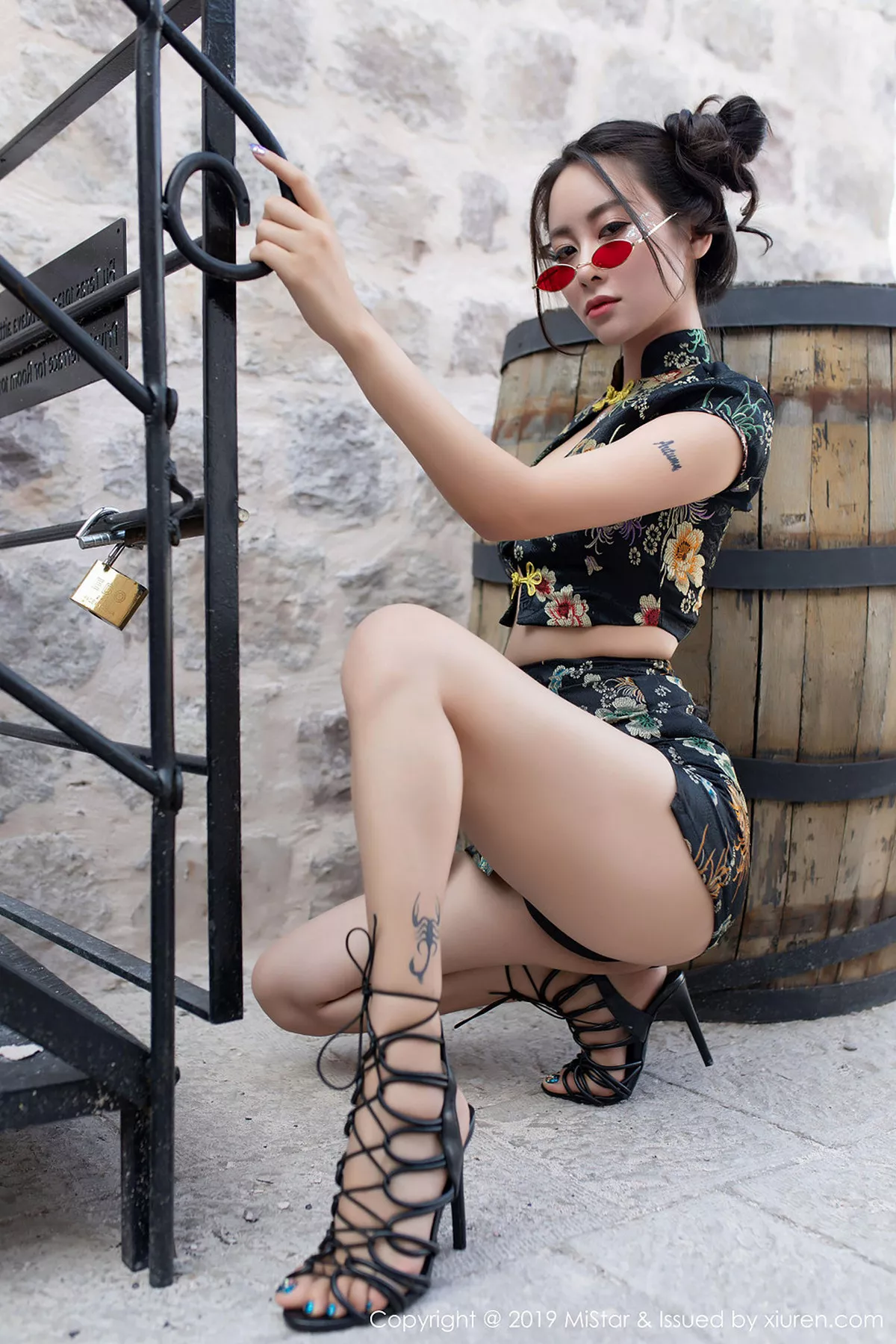 秀人集.com_[MiStar魅妍社]Vol.265_气质女神穆菲菲土耳其旅拍户外性感开胸衣秀白嫩肌肤写真50P