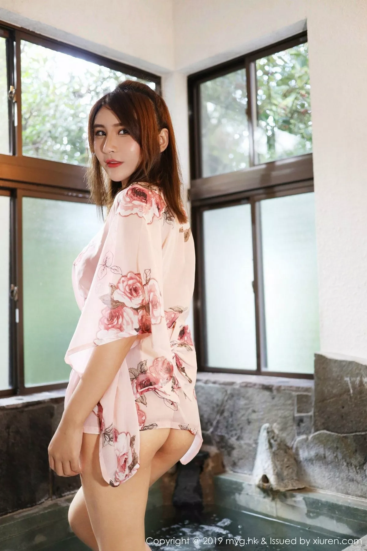 秀人集.com_[MyGirl美媛馆]Vol.345_女神SOLO-尹菲日本旅拍浴池里白色薄纱连身裙湿身诱惑写真43P