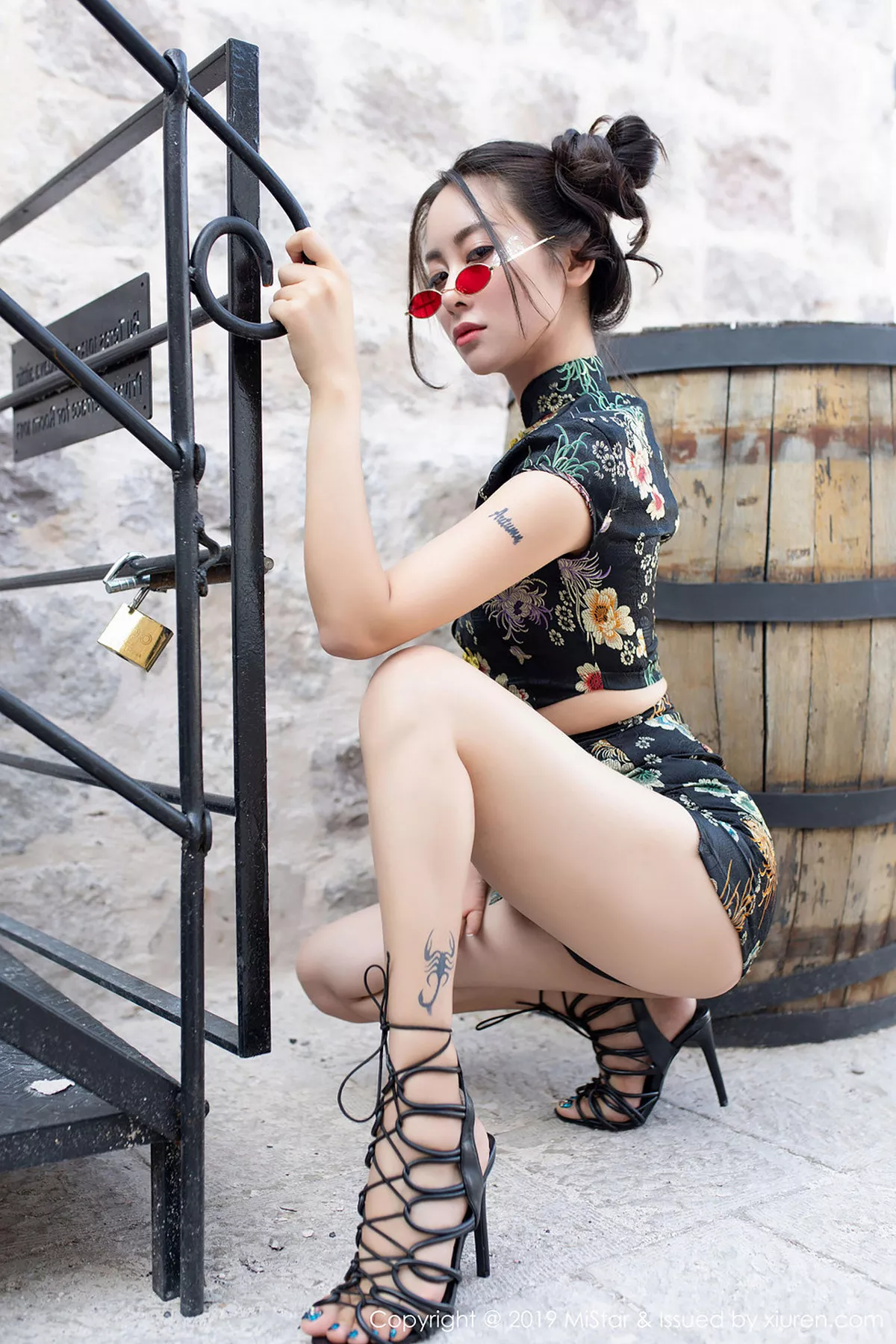 秀人集.com_[MiStar魅妍社]Vol.265_气质女神穆菲菲土耳其旅拍户外性感开胸衣秀白嫩肌肤写真50P