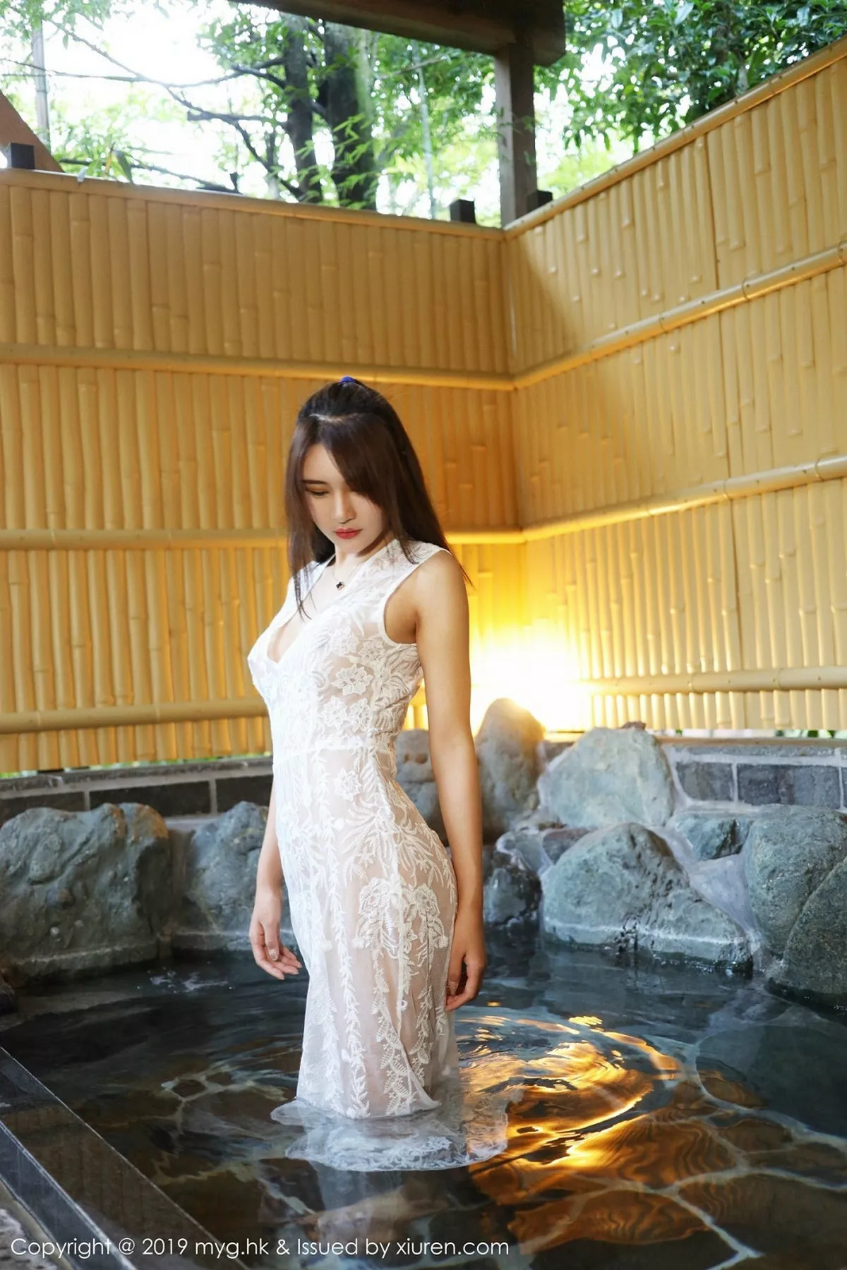 秀人集.com_[MyGirl美媛馆]Vol.345_女神SOLO-尹菲日本旅拍浴池里白色薄纱连身裙湿身诱惑写真43P