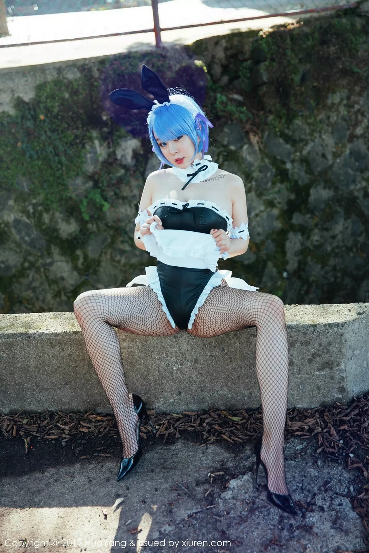 秀人集.com_[HuaYang花漾]Vol.115_女神王雨纯济州岛旅拍户外性感带子内衣半脱露豪乳诱惑写真41P