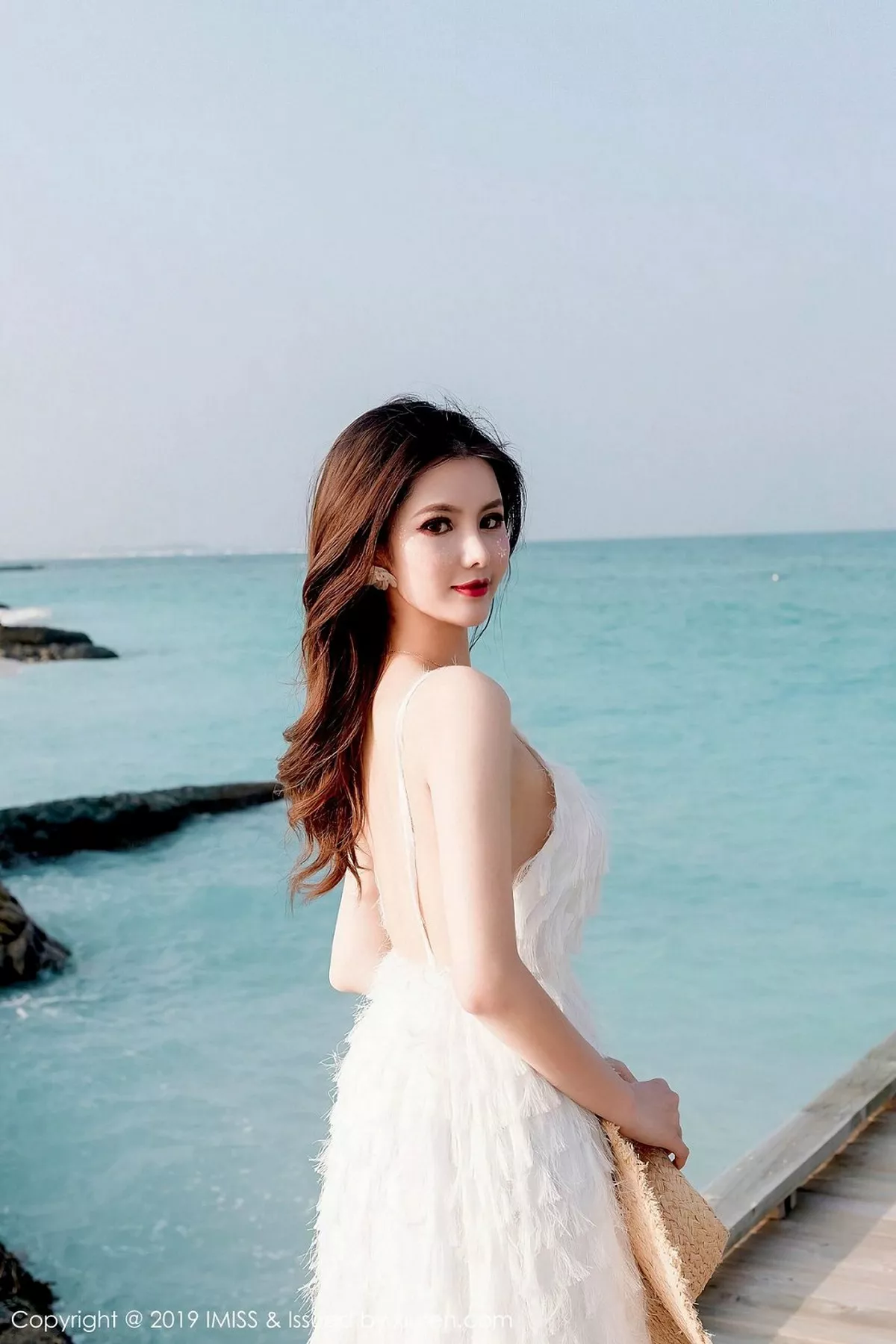 秀人集.com_[IMISS爱蜜社]Vol.330_女神若彤boomboom马尔代夫旅拍户外薄纱透视内衣完美诱惑写真40P