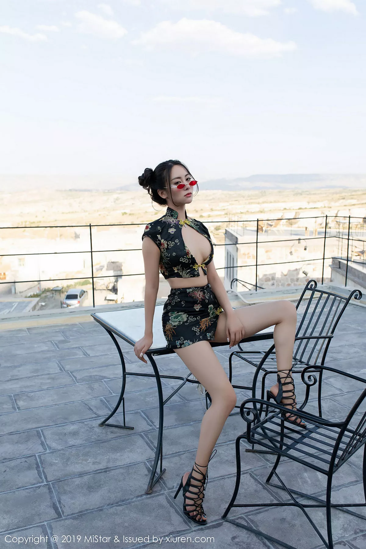 秀人集.com_[MiStar魅妍社]Vol.265_气质女神穆菲菲土耳其旅拍户外性感开胸衣秀白嫩肌肤写真50P