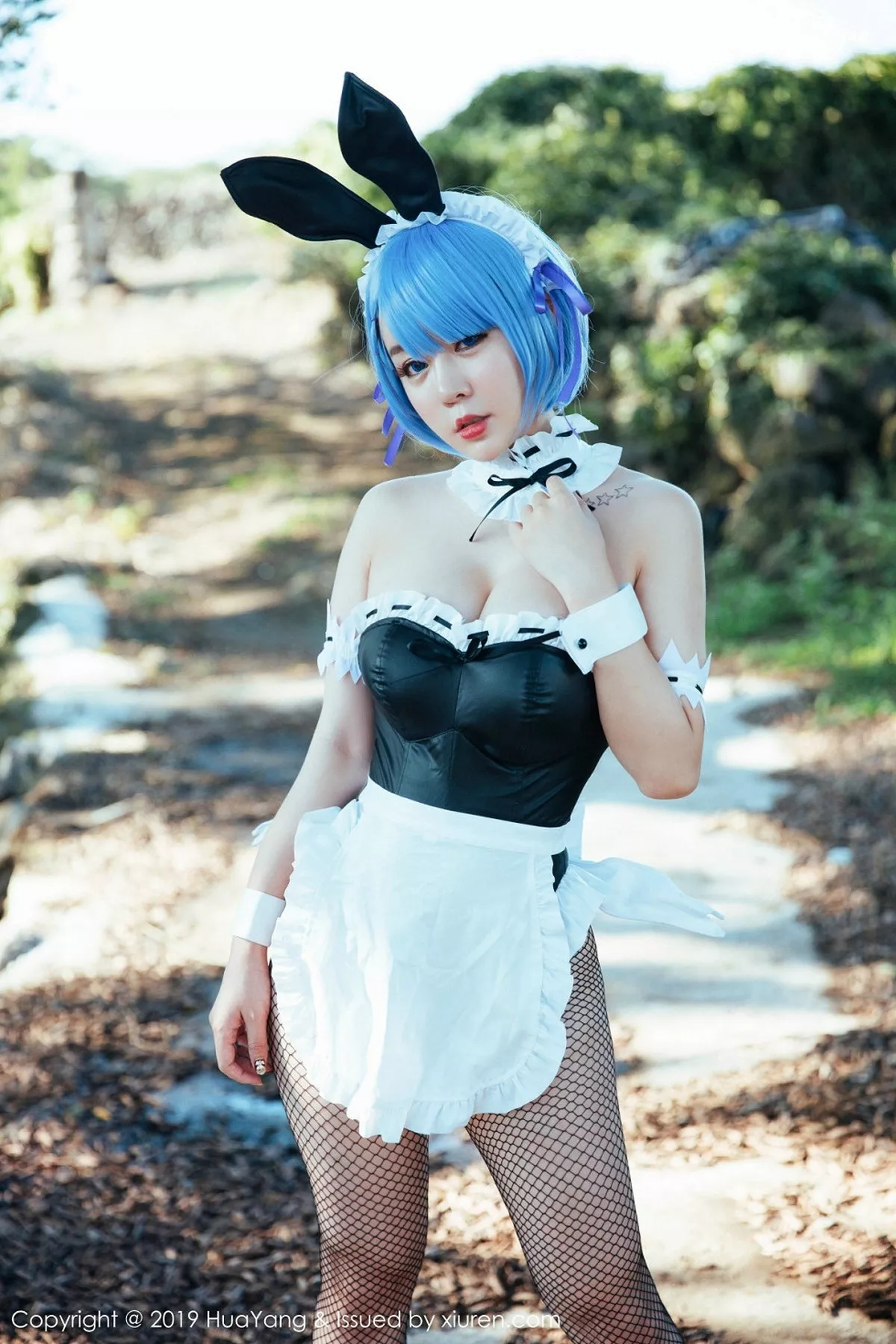 秀人集.com_[HuaYang花漾]Vol.115_女神王雨纯济州岛旅拍户外性感带子内衣半脱露豪乳诱惑写真41P