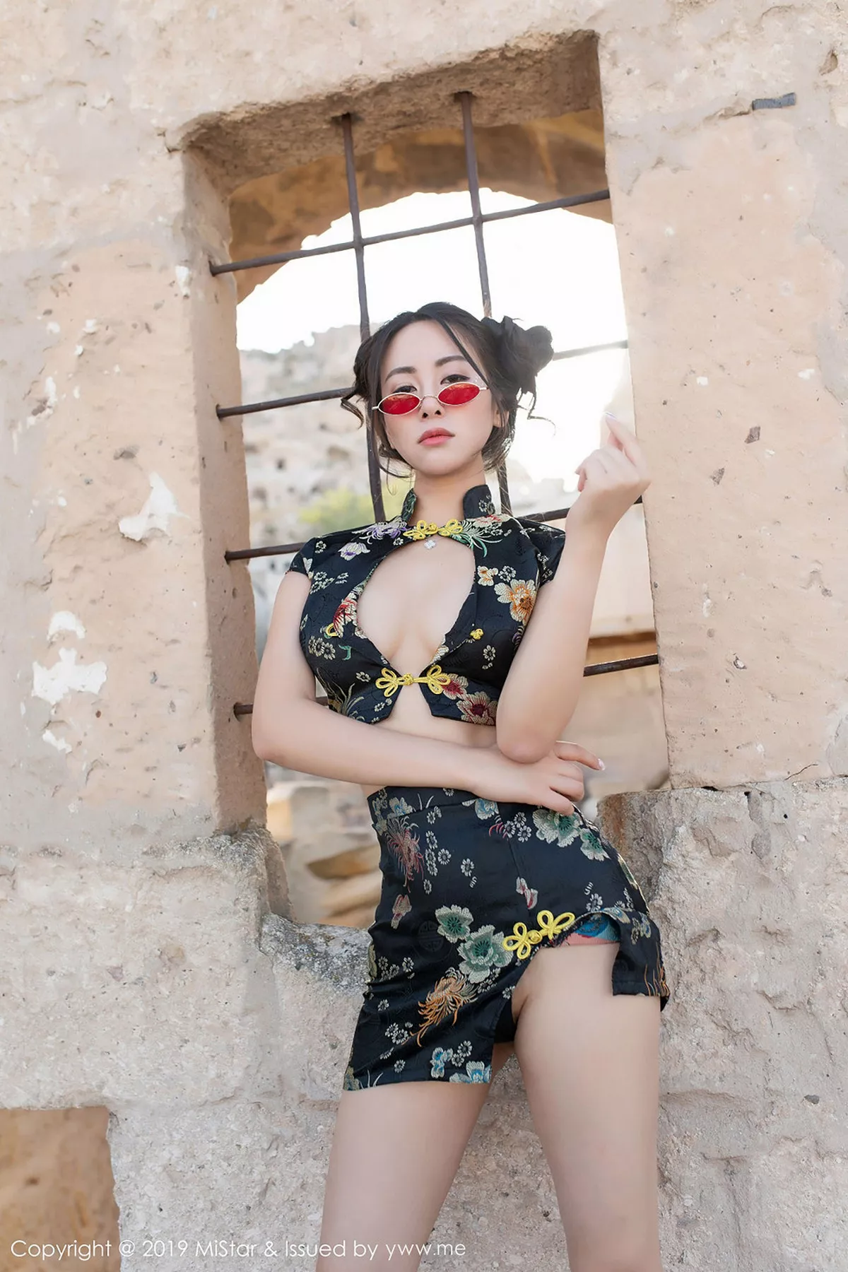 秀人集.com_[MiStar魅妍社]Vol.265_气质女神穆菲菲土耳其旅拍户外性感开胸衣秀白嫩肌肤写真50P