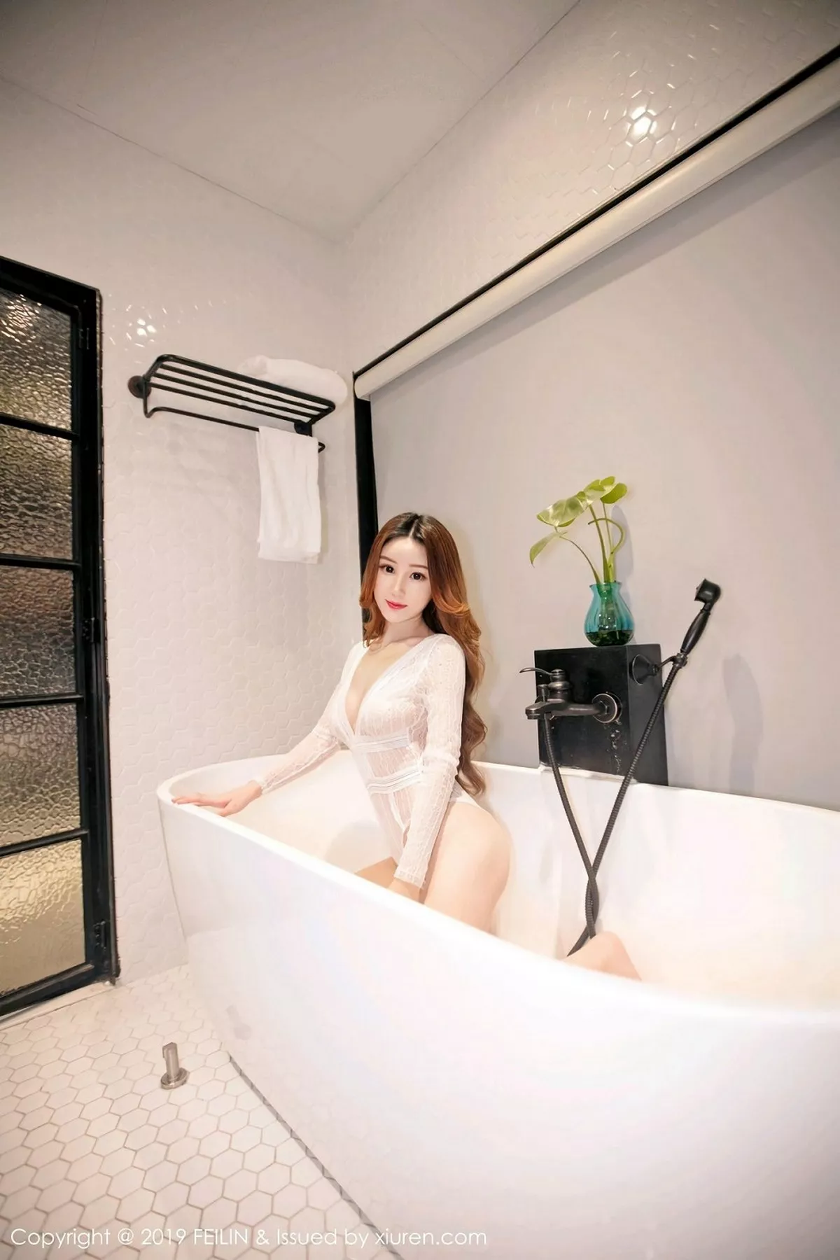 秀人集.com_[FeiLin嗲囡囡]Vol.183_嫩模陈媚儿私房床上白色蕾丝内衣秀完美身材靓丽迷人写真44P