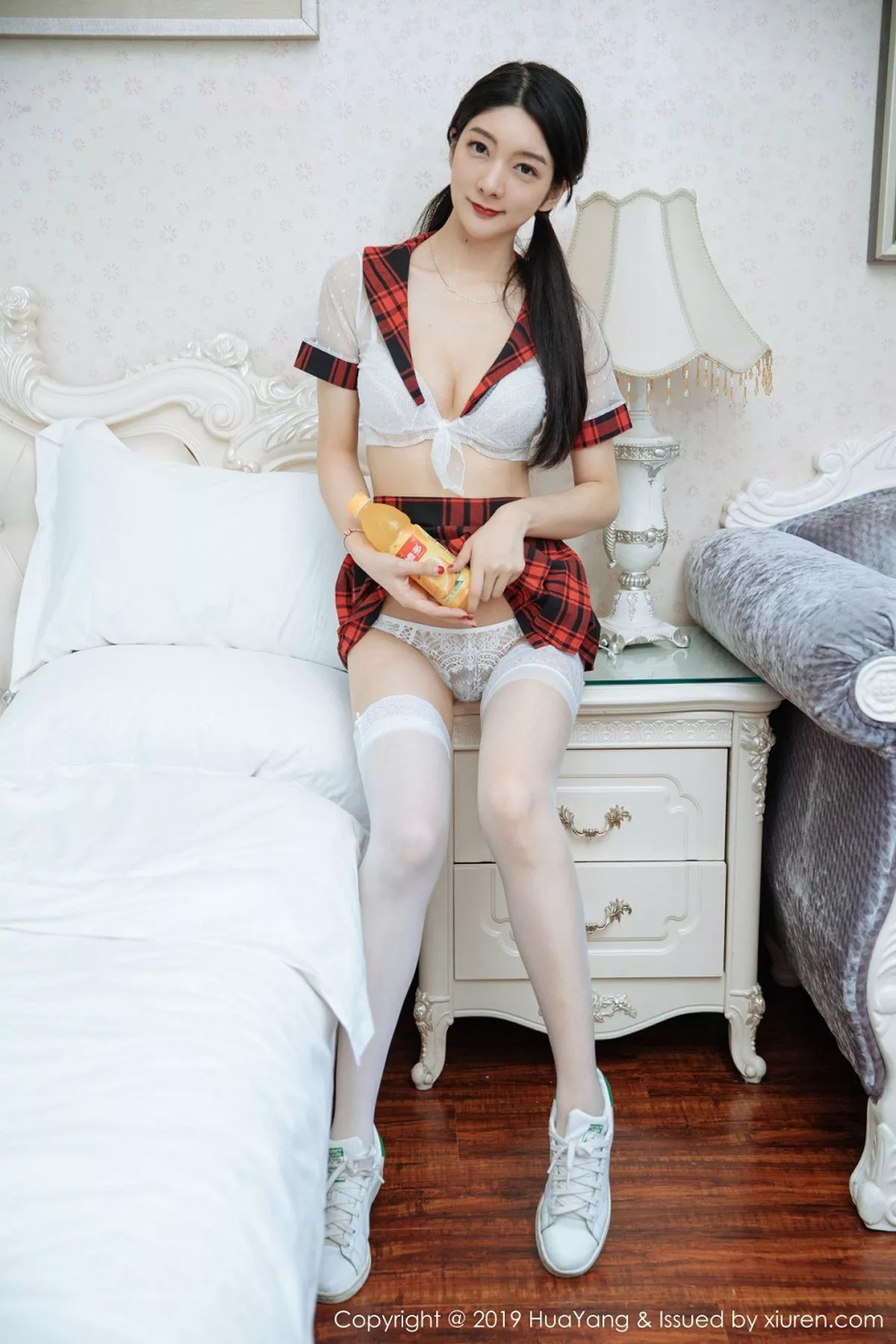 秀人集.com_[HuaYang花漾]Vol.137_女神Angela喜欢猫私房黑丝裤袜+白色蕾丝女仆装诱惑写真47P