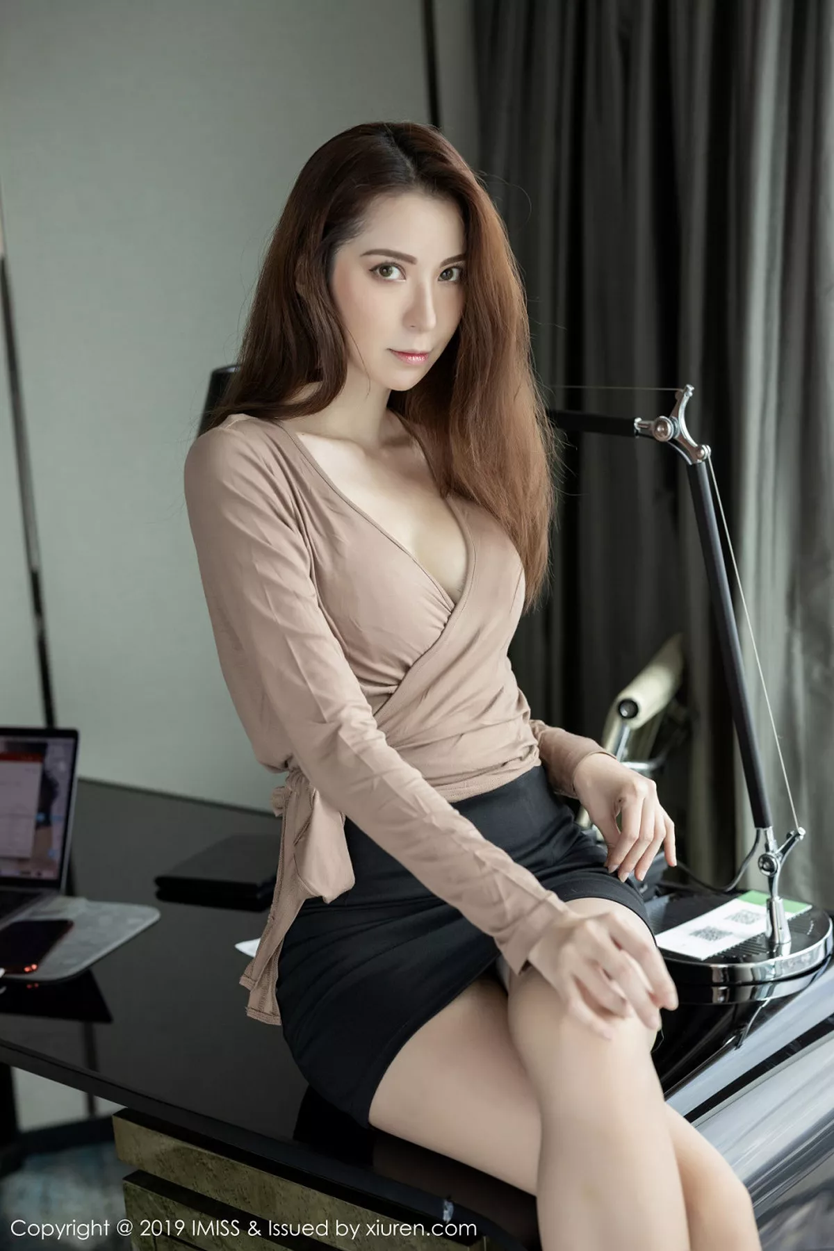 秀人集.com_[IMISS爱蜜社]Vol.354_嫩模Carry私房黑色短裙秀美腿+性感内衣秀完美身材诱惑写真46P