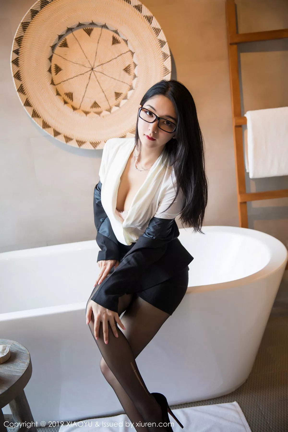 秀人集.com_[XiaoYu画语界]Vol.098_女神Angela喜欢猫马尔代夫旅拍眼镜OL秘书装黑丝诱惑写真67P
