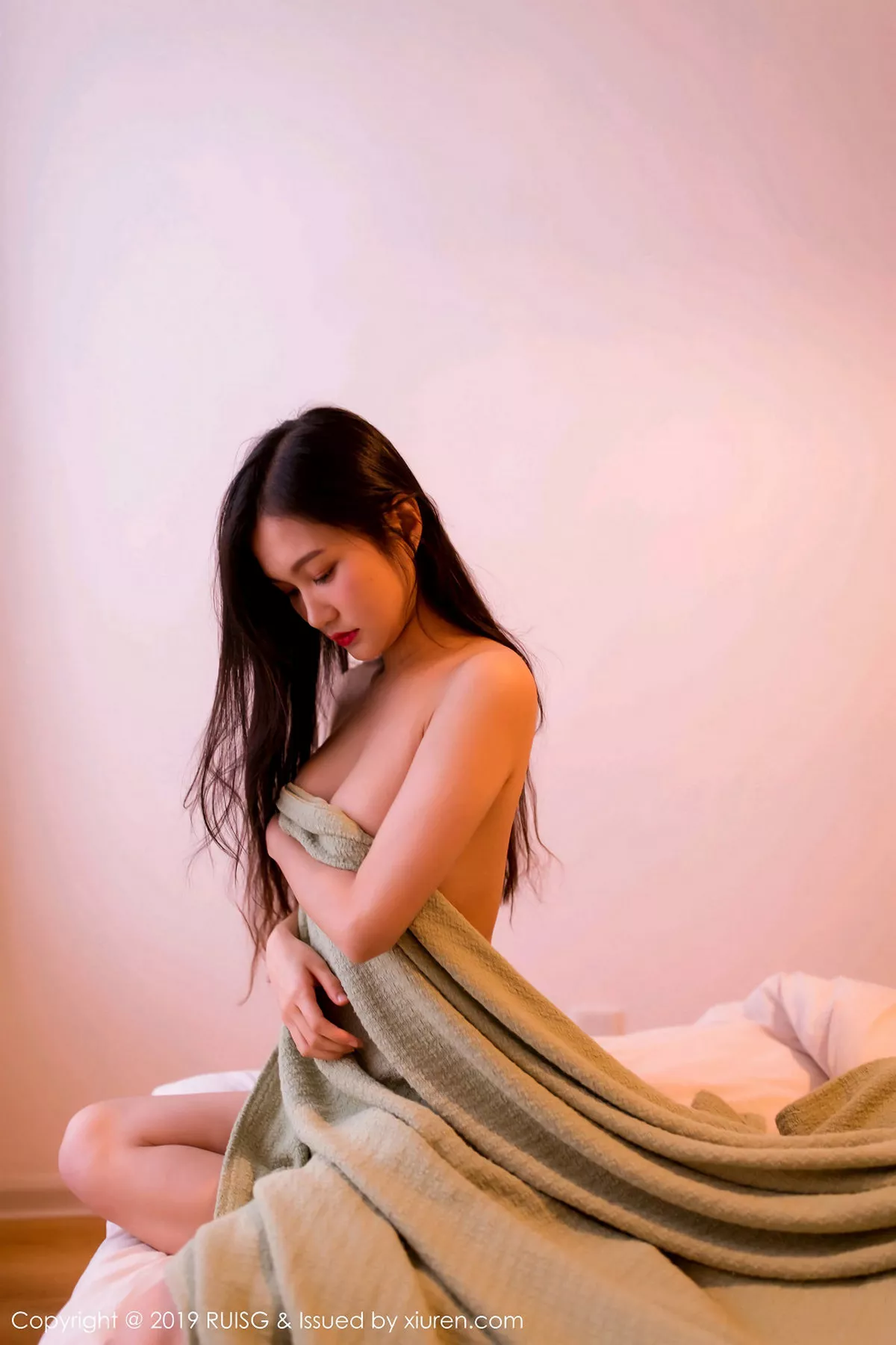 秀人集.com_[RUISG瑞丝馆]Vol.066_嫩模深紫Julie私房白色缕空针织衣半脱露完美身材诱惑写真42P