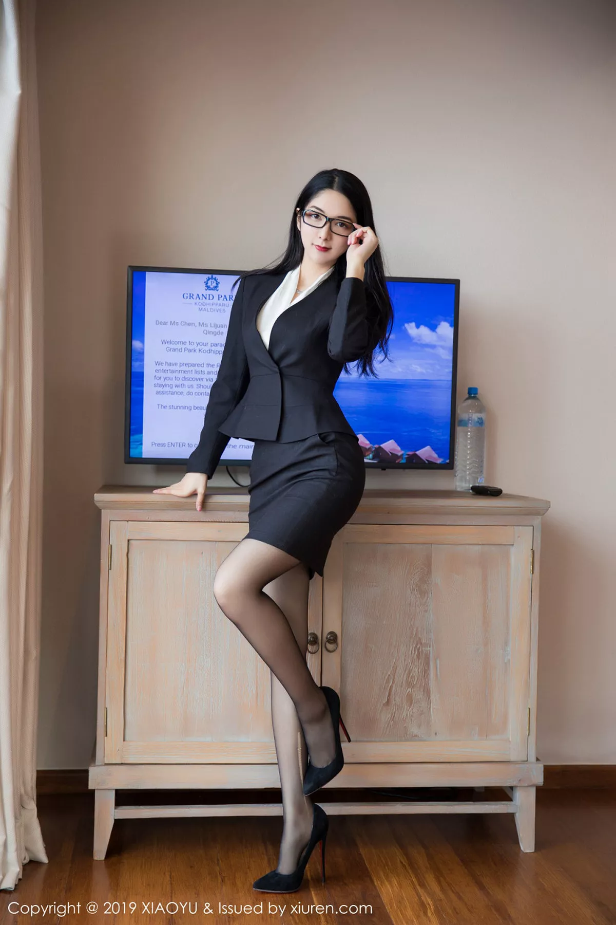 秀人集.com_[XiaoYu画语界]Vol.098_女神Angela喜欢猫马尔代夫旅拍眼镜OL秘书装黑丝诱惑写真67P