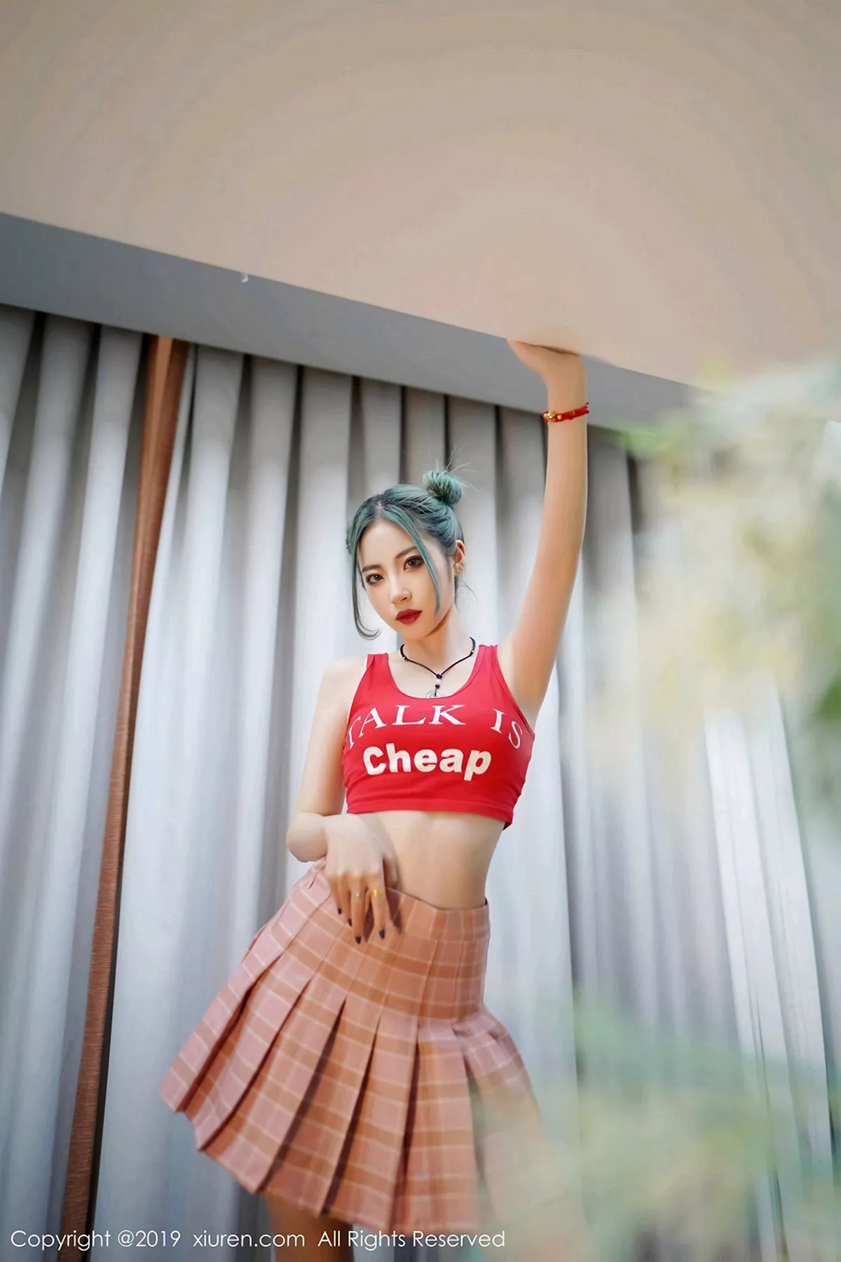 秀人集.com_[XiuRen秀人网]No.1550_嫩模贾诗晗性感红色抹胸内衣配红色格子裙秀完美身材写真48P