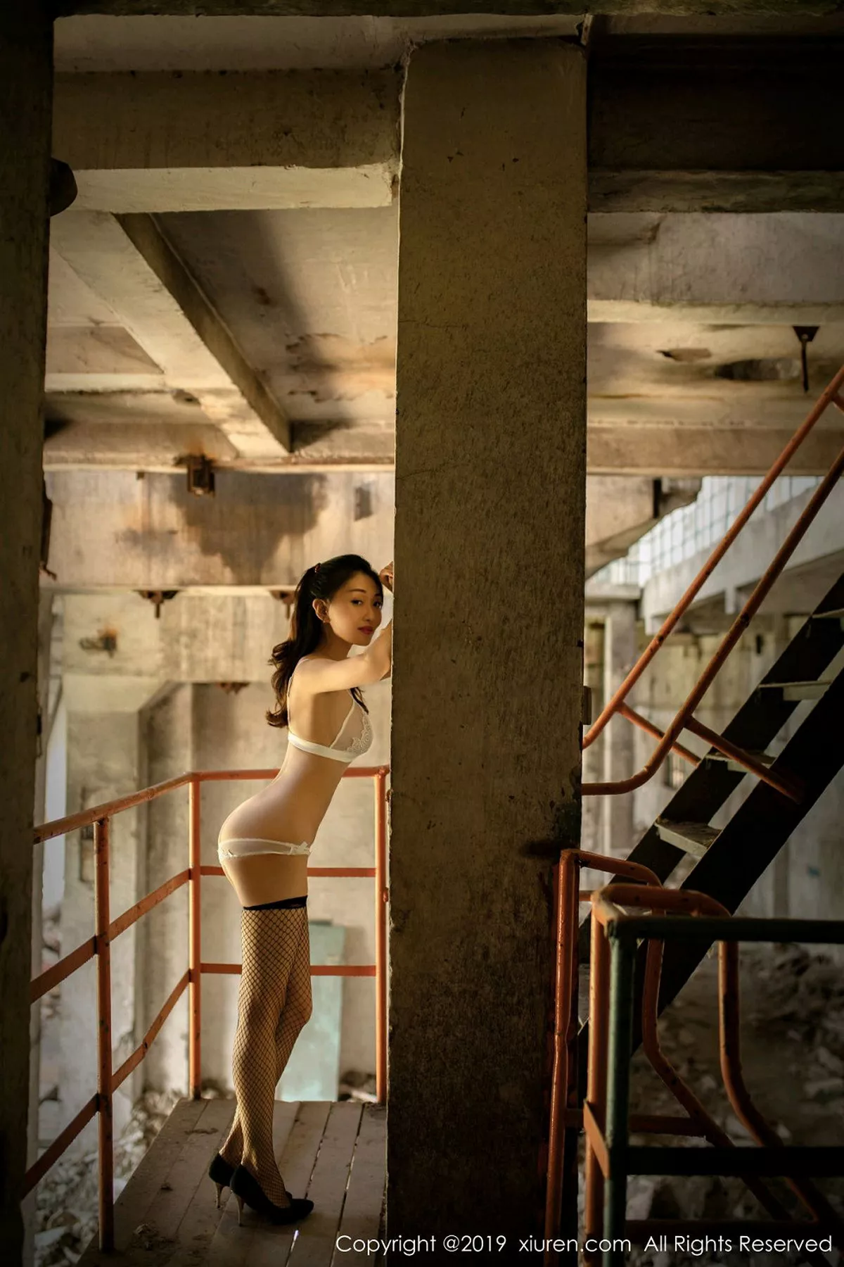 秀人集.com_[XiuRen秀人网]No.1528_嫩模狐小妖Baby性感香车美女+户外蕾丝内衣半脱诱惑写真43P