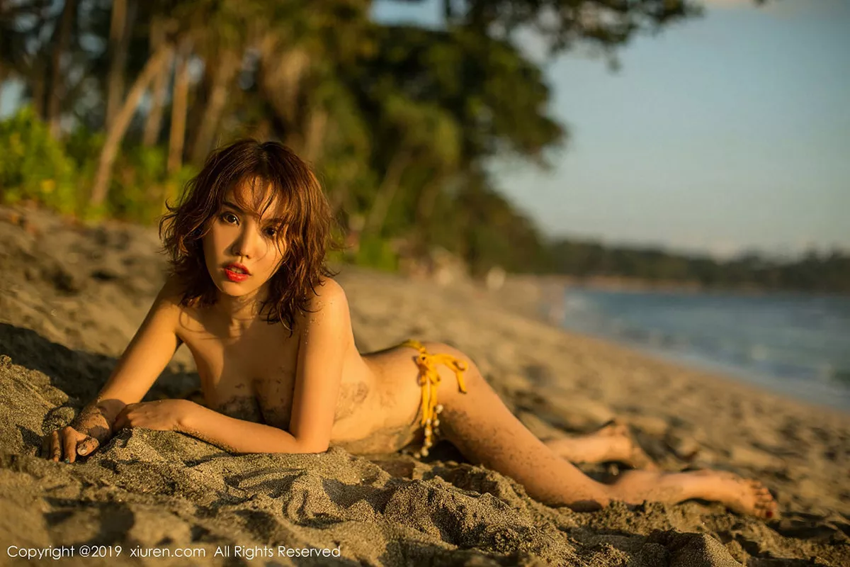 秀人集.com_[XiuRen秀人网]No.1551_女神黄乐然户外沙滩金色比基尼半脱露豪乳撩人诱惑写真55P