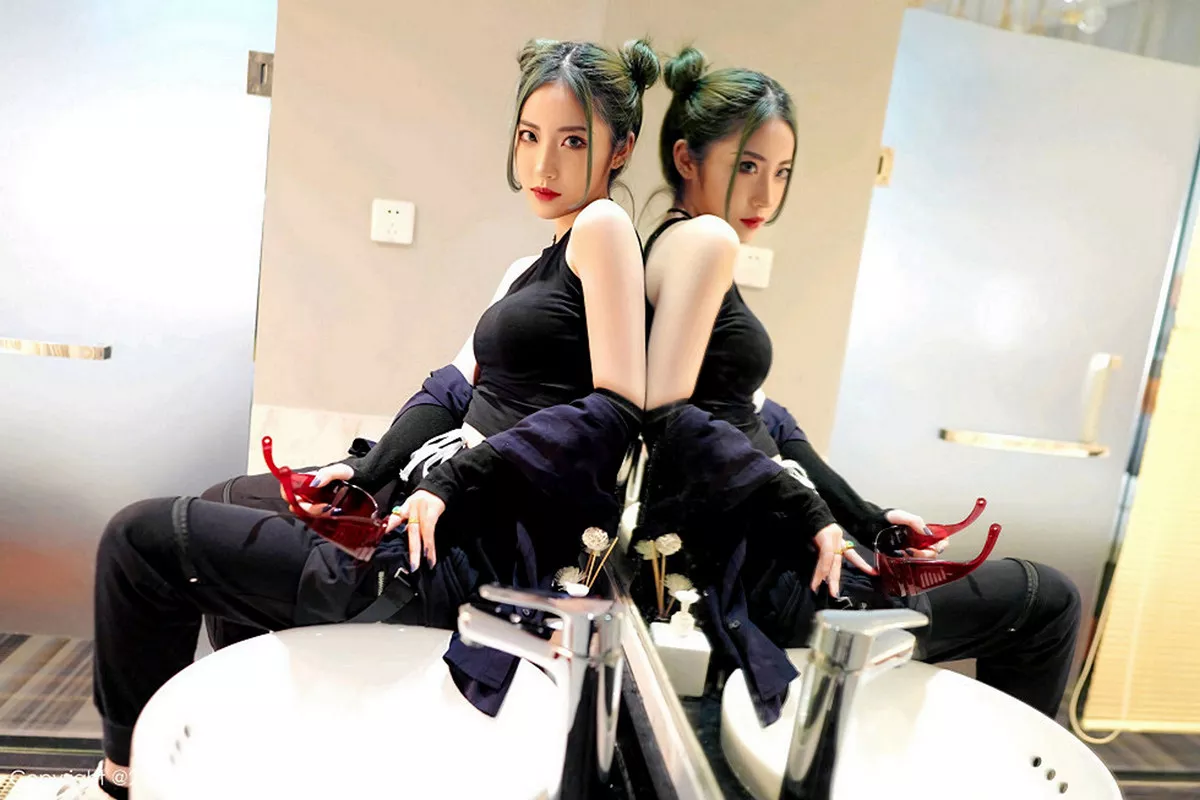 秀人集.com_[XiuRen秀人网]No.1550_嫩模贾诗晗性感红色抹胸内衣配红色格子裙秀完美身材写真48P