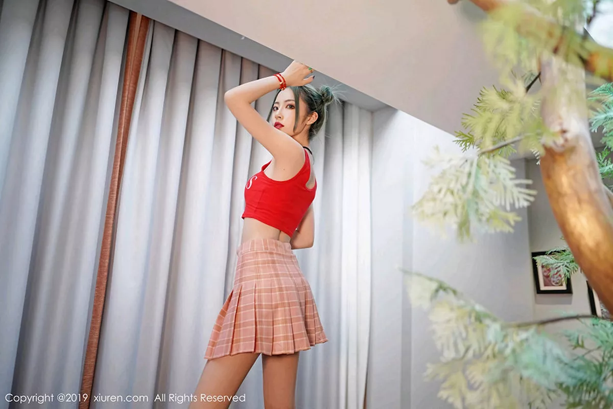 秀人集.com_[XiuRen秀人网]No.1550_嫩模贾诗晗性感红色抹胸内衣配红色格子裙秀完美身材写真48P