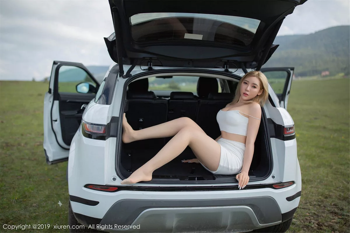 秀人集.com_[XiuRen秀人网]No.1595_嫩模萌汉药baby东欧旅拍户外车拍无内肉丝裤袜惹火诱惑写真50P